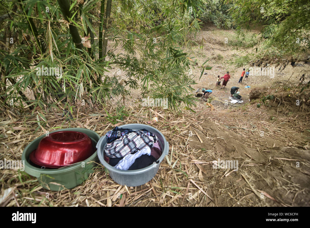 Bekasi, West Java, Indonesien. 27 Aug, 2019. Bewohner sammeln das Wasser aus einem Einzugsgebiet gut am cihoe Fluss. Die Meteorologie, Klimatologie und Geophysik Agentur hat davor gewarnt, dass die trockene Jahreszeit kann trockener und intensiver als im letzten Jahr aufgrund der El NiÃ±o Phänomen. Die Agentur klassifiziert, West Java, Central Java, die meisten Teile von Ost Java, Jakarta, Bali und Nusa Tenggara, da der Bereich der meisten anfällig für extreme Dürre, oder mehr als 60 Tage ohne Regen. Credit: Agung Fatma Putra/SOPA Images/ZUMA Draht/Alamy leben Nachrichten Stockfoto