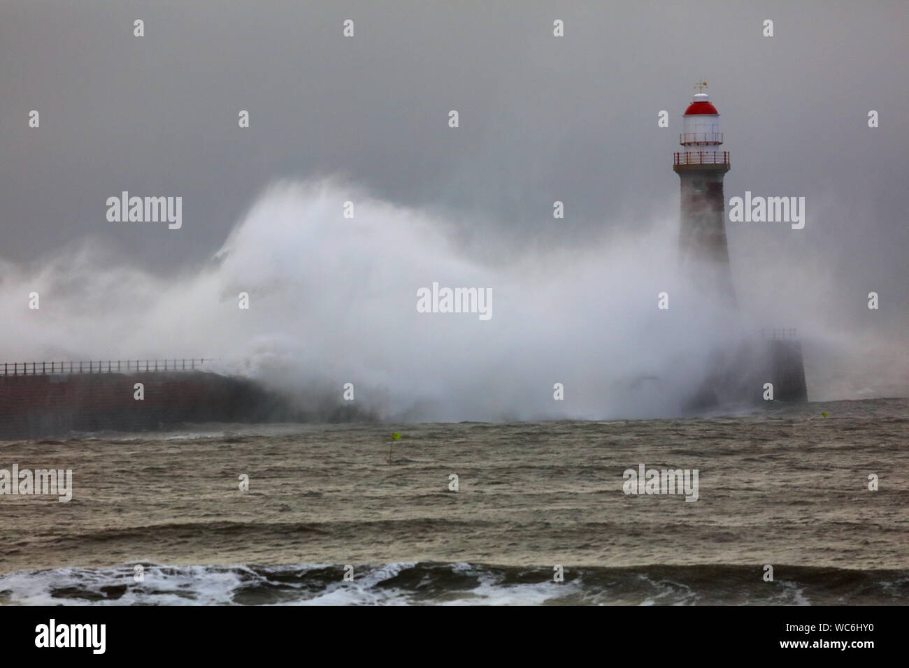 Hugh Wave engulfing Roker Pier während eines Sturms, Sunderland, Tyne und Wear, England, Großbritannien Stockfoto