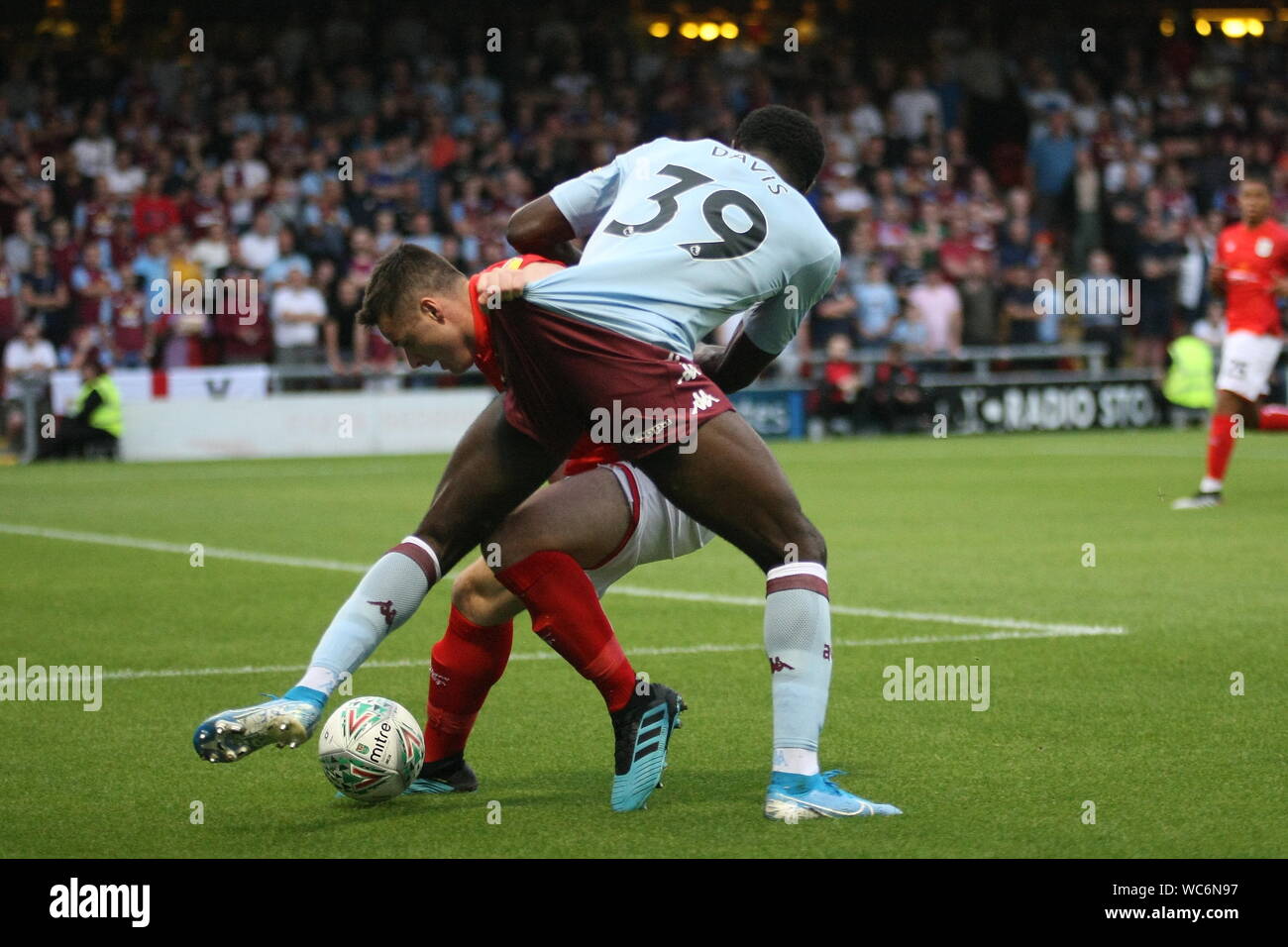 CREWE, ENGLAND, May 27 th Keinan Davis von Aston Villa Schlachten für die Kugel mit Eddie Nolan von Crewe Alexandra während der carabao Pokalspiel zwischen dem Crewe Alexandra und Aston Villa Alexandra Stadium, Crewe am Dienstag, den 27. August 2019. (Foto: Simon Newbury | MI Nachrichten) nur die redaktionelle Nutzung, eine Lizenz für die gewerbliche Nutzung erforderlich. Keine Verwendung in Wetten, Spiele oder einer einzelnen Verein/Liga/player Publikationen. Foto darf nur für Zeitung und/oder Zeitschrift redaktionelle Zwecke Credit: MI Nachrichten & Sport/Alamy Live-Nachrichten verwendet werden. Stockfoto