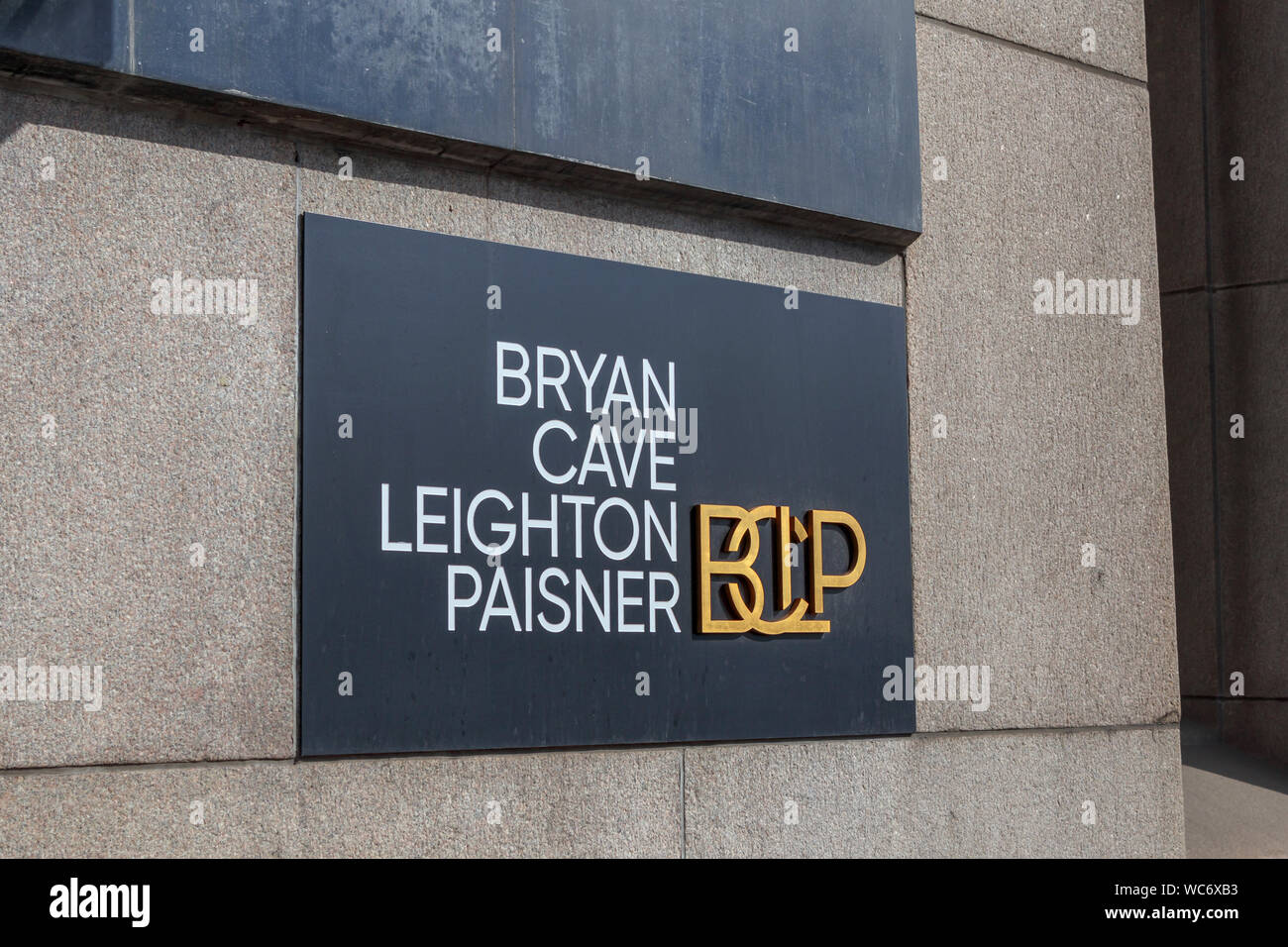 Fabrikschild des internationalen Anwaltskanzlei Bryan Cave Leighton Paisner außerhalb seiner London headquaerters Büros in Adelaide House in der Stadt London EC4 Stockfoto