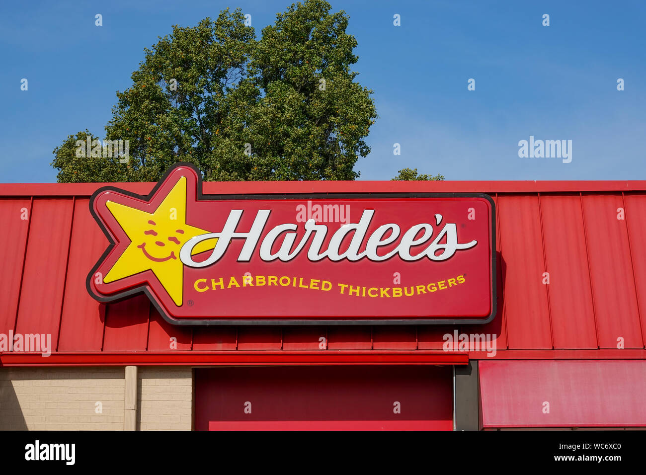 Springfield, IL/USA -8/23/19: Hardee's Fast Food Restaurant bekannt für ihre Charbroiled thickburger. Stockfoto