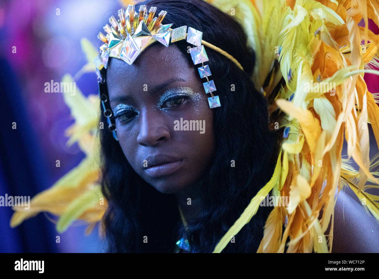 Tänzerin Federn am Notting Hill Carnival in London, der größten Straße Karneval in Europa tragen Stockfoto