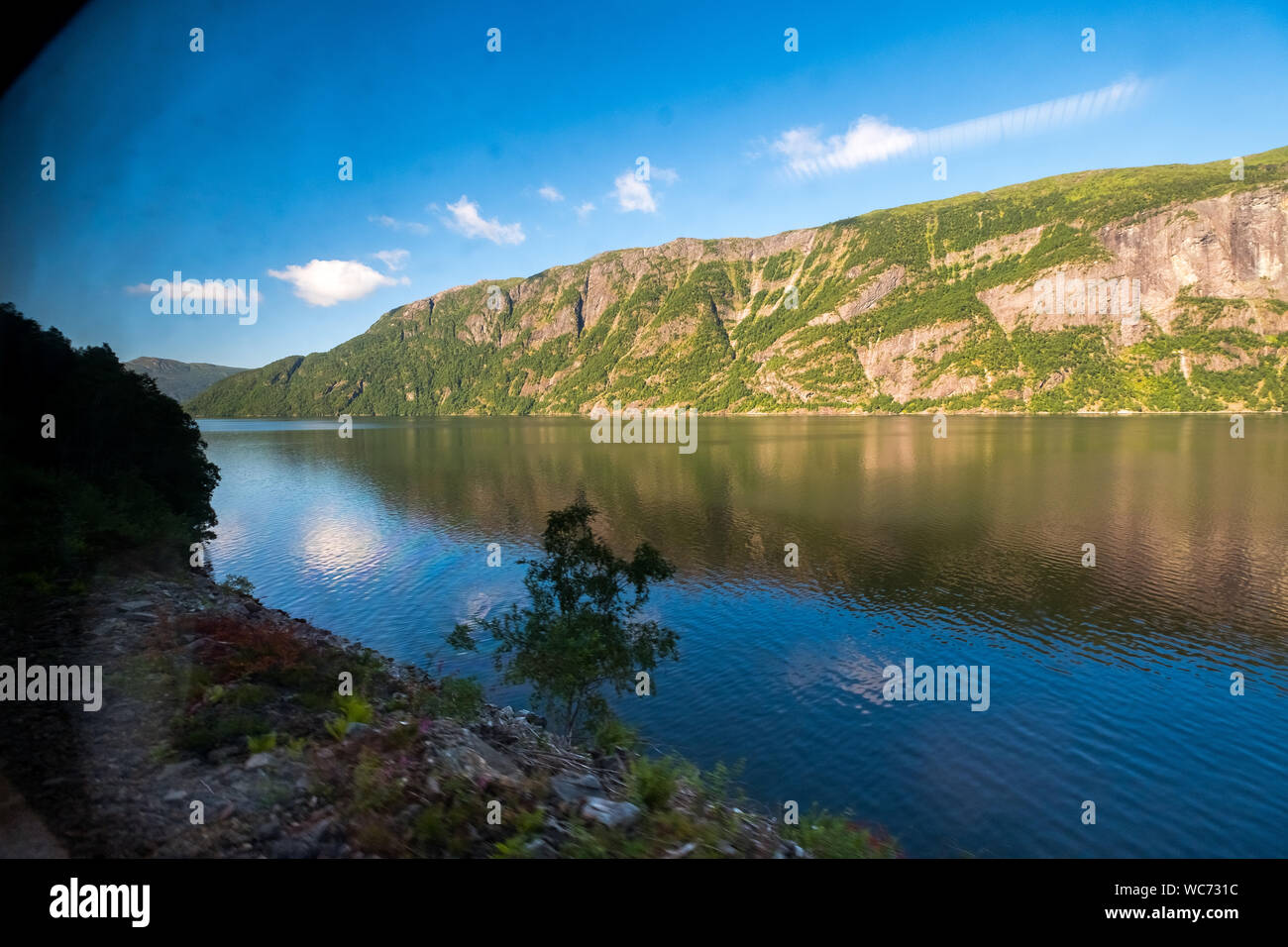 Fjordlandschaft, Felswände, blauer Himmel, weiße Wolken, Fyllingsdalen, Nord-Norwegen, Norwegen, Skandinavien, Europa, noch, Reisen, Tourismus, Destination, Sightse Stockfoto