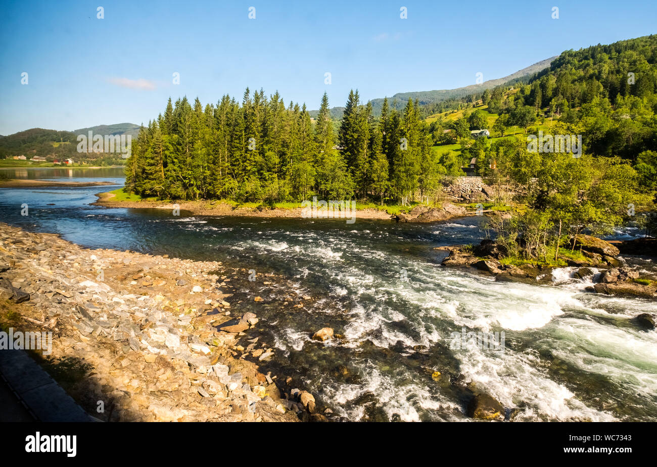 Fjord in der Nähe von Bergen, kleinen Insel, Fichte, Stromschnellen, große Steine, blauer Himmel, Nord-Norwegen, Norwegen, Skandinavien, Europa, Bergen, NOCH, Reisen, Tourismus, destinati Stockfoto