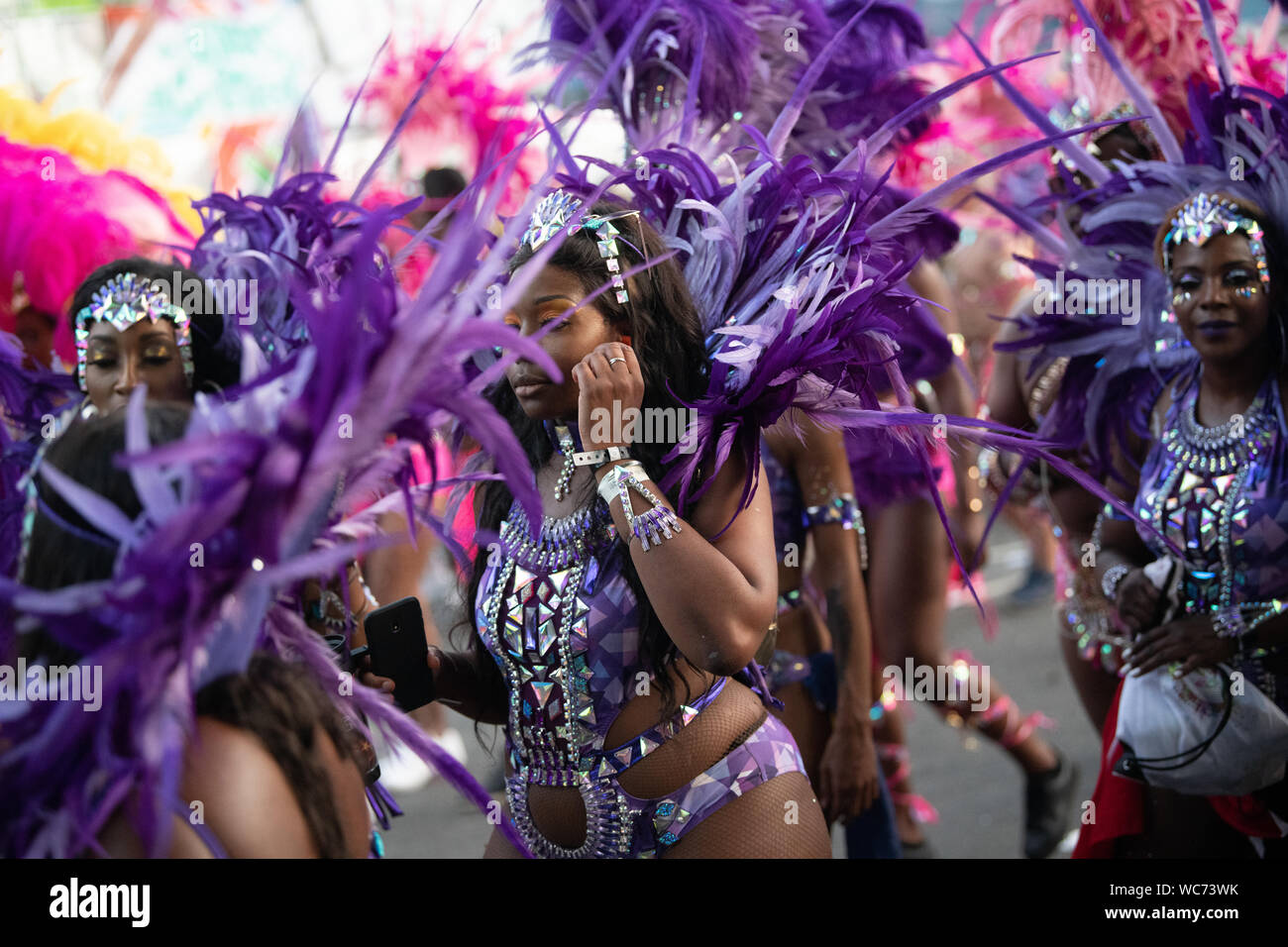Tänzerin Federn am Notting Hill Carnival in London, der größten Straße Karneval in Europa tragen Stockfoto