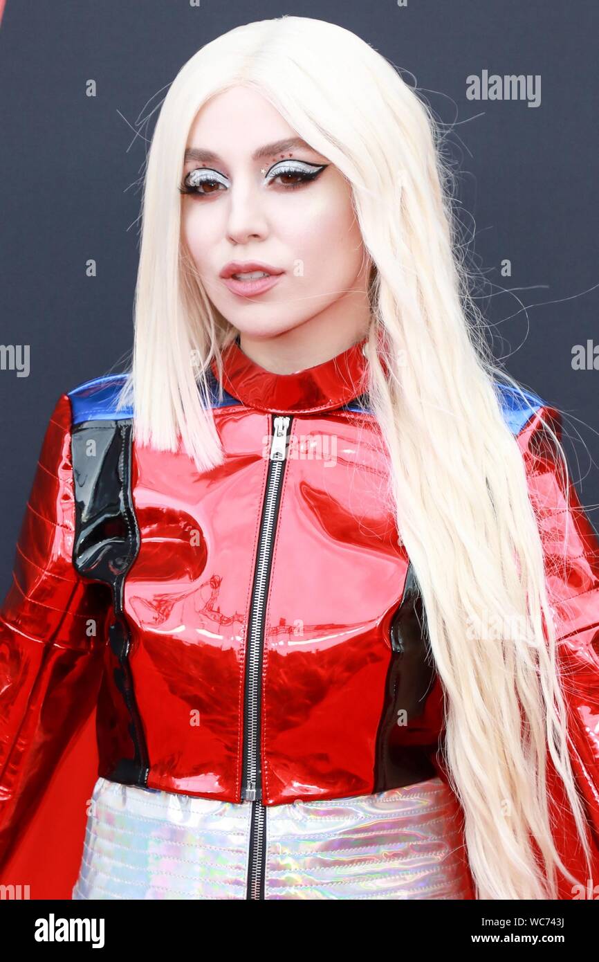 Newark, NJ, USA. 26 Aug, 2019. Ava Max bei Ankünften für 2019 MTV Video Music Awards - Ankünfte 3, Prudential Center, Newark, NJ 26 August, 2019. Credit: Jason Mendez/Everett Collection/Alamy leben Nachrichten Stockfoto