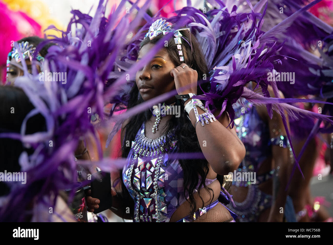 Tänzerin Federn am Notting Hill Carnival in London, der größten Straße Karneval in Europa tragen Stockfoto