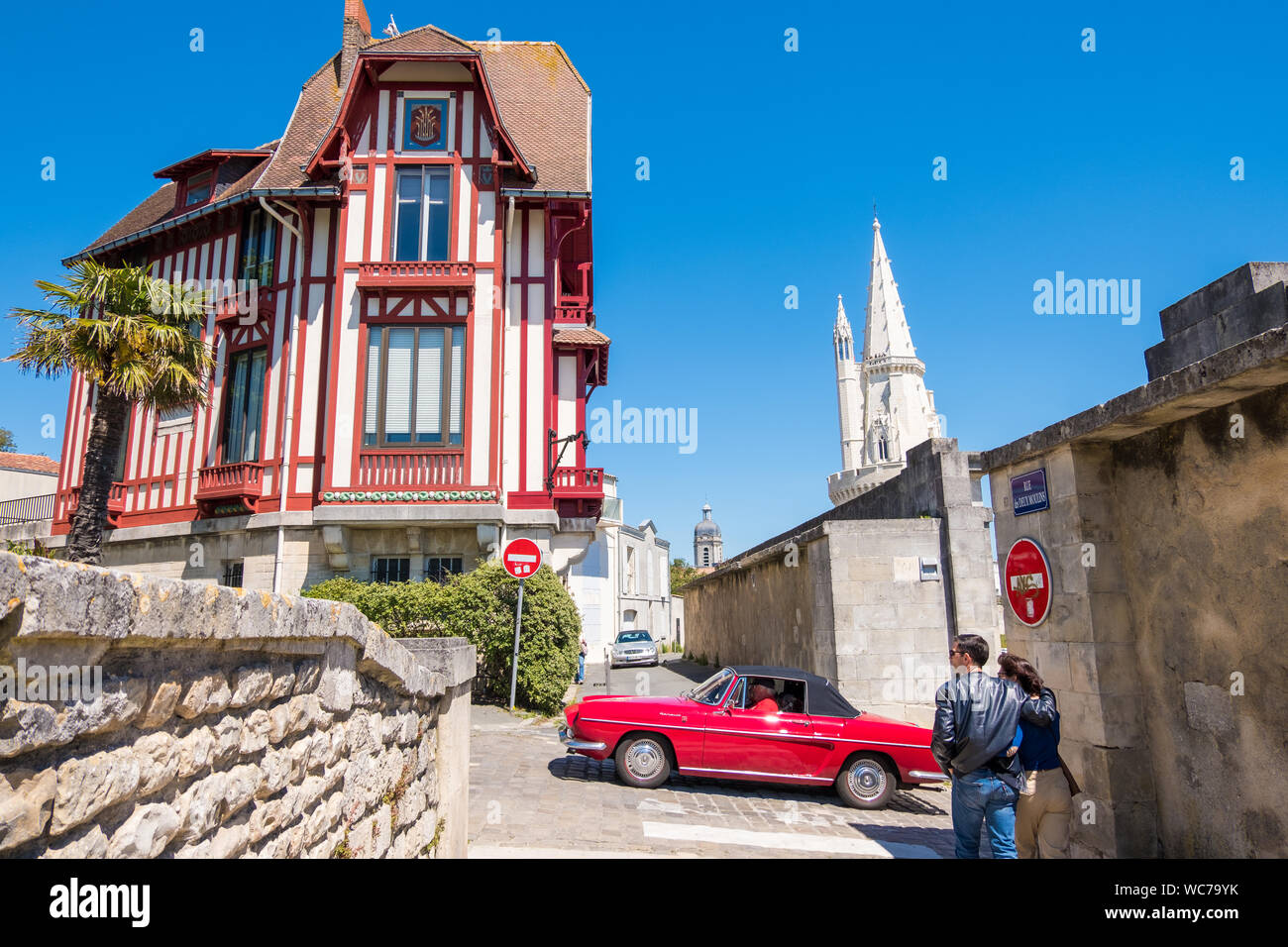 La Rochelle, Frankreich - 13. Mai 2019: Retro Auto in der Nähe ein Fachwerkhaus in La Rochelle, Frankreich Stockfoto