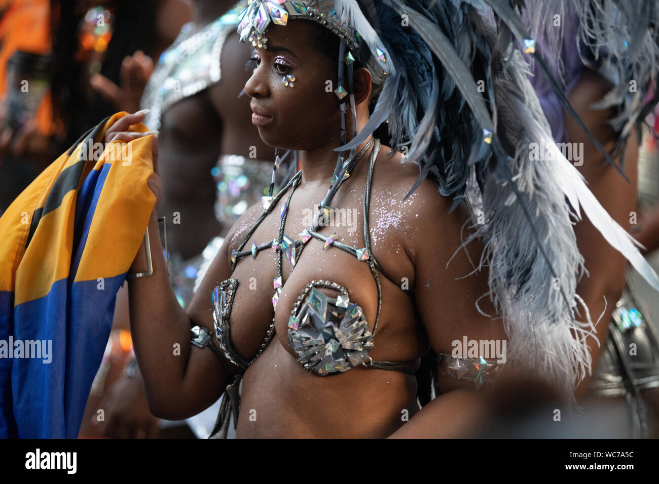 Tänzerin Federn am Notting Hill Carnival in London, der größten Straße Karneval in Europa tragen Stockfoto