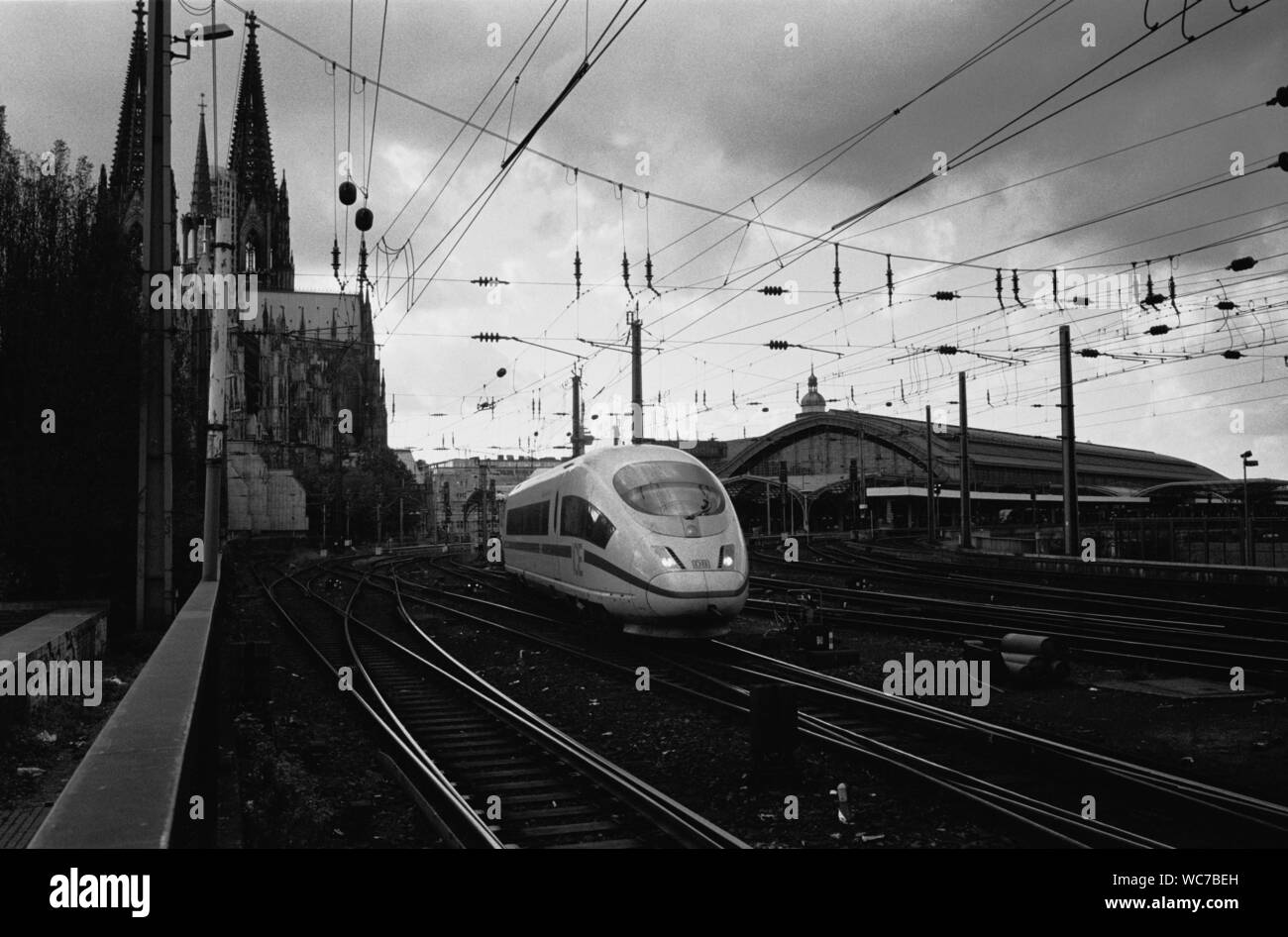 KÔLN DEUTSCHLAND - KÔLN BAHNHOF UND DER KATHEDRALE - ICE Zug verlassen Sie den Bahnhof - Bahnhof VERKEHR - Eisenbahn - SILBER FILM © Frédéric BEAUMONT Stockfoto