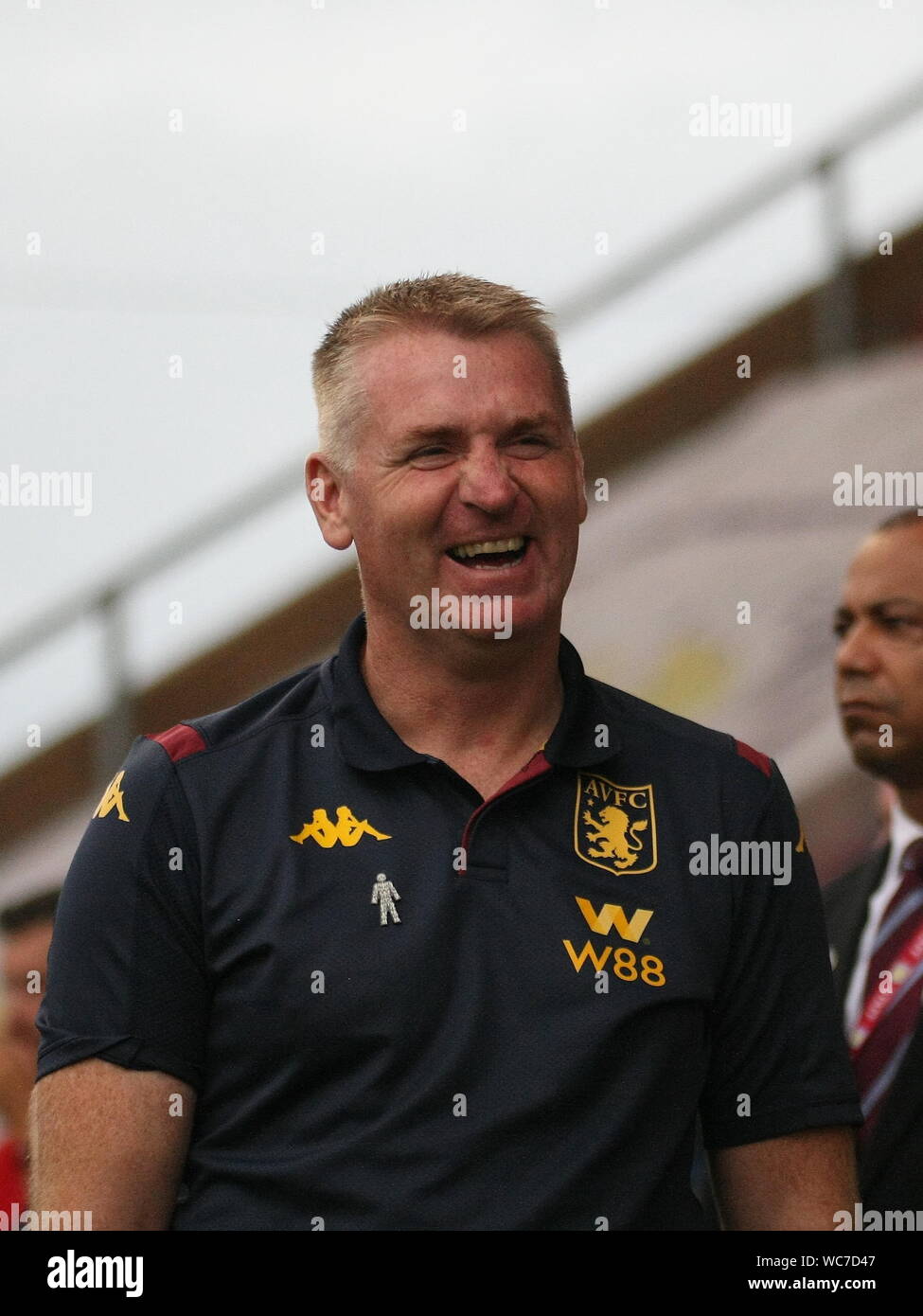 Crewe, Cheshire, UK. 27 August, 2019. Aston Villa Manager Dean Smith schaut aus dem dugout als seine Aston Villa Team nahm auf Crewe Alexandra in der carabao Schale an der Alexandra Stadium. Stockfoto