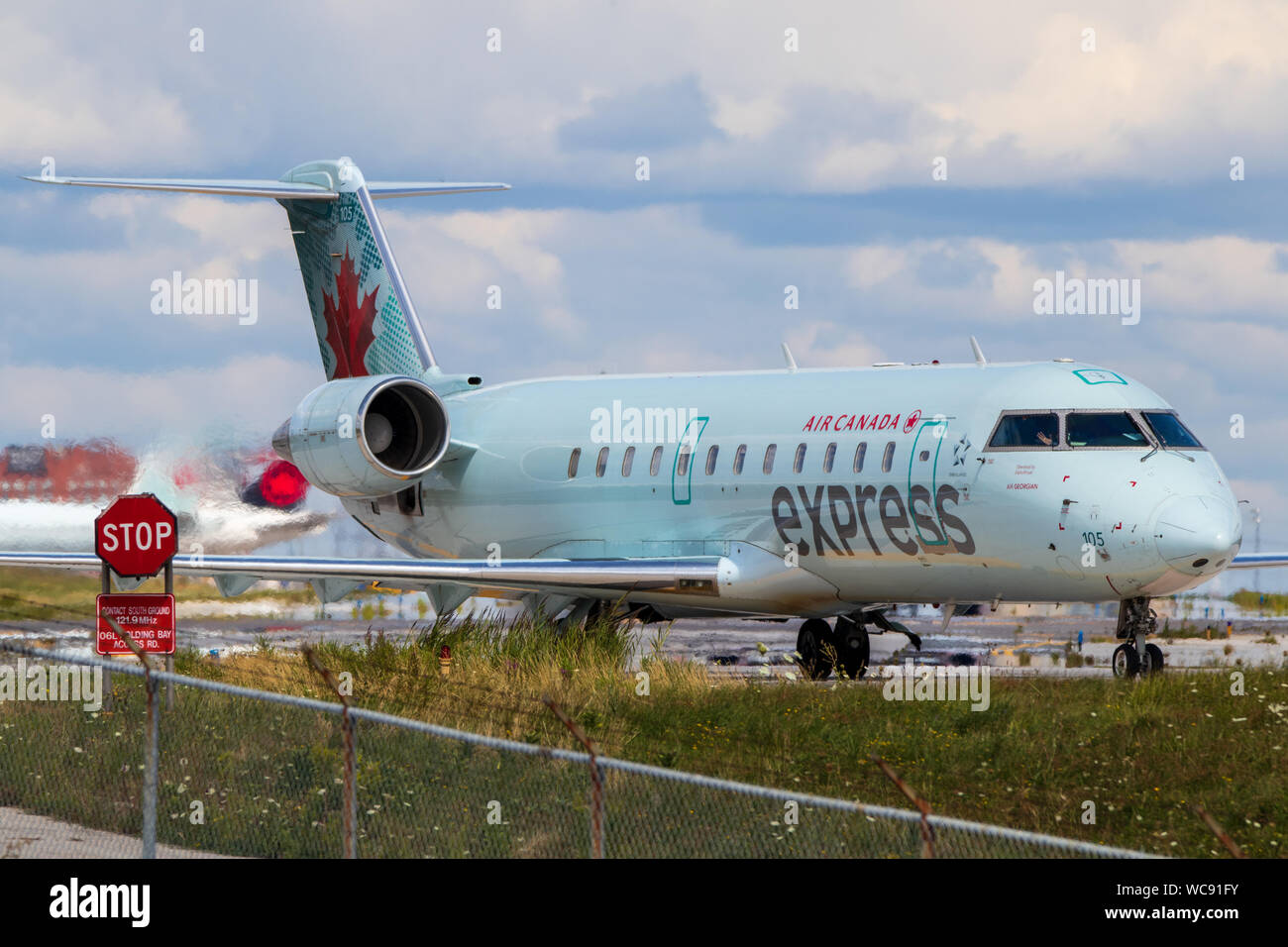Air Canada Express Bombardier CRJ 200 auf taxiway am Toronto Pearson Intl. Flughafen. Stockfoto
