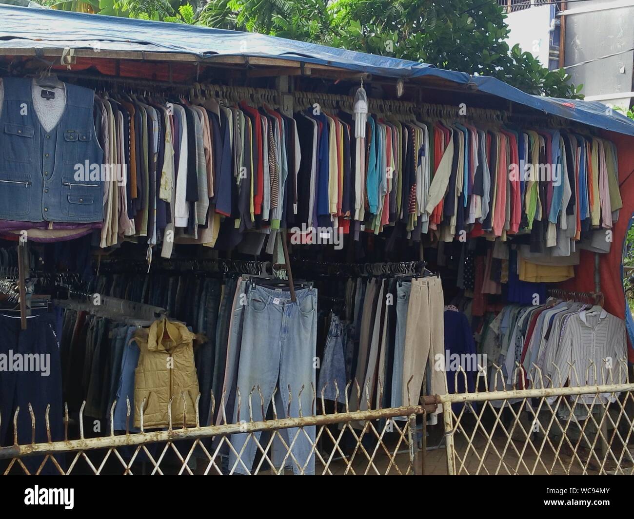 Engen Multi farbige Damen Hose Hose hängen in Norwich Markt Engen Multi farbige Damen Hose Hose hängen in Norwich Markt