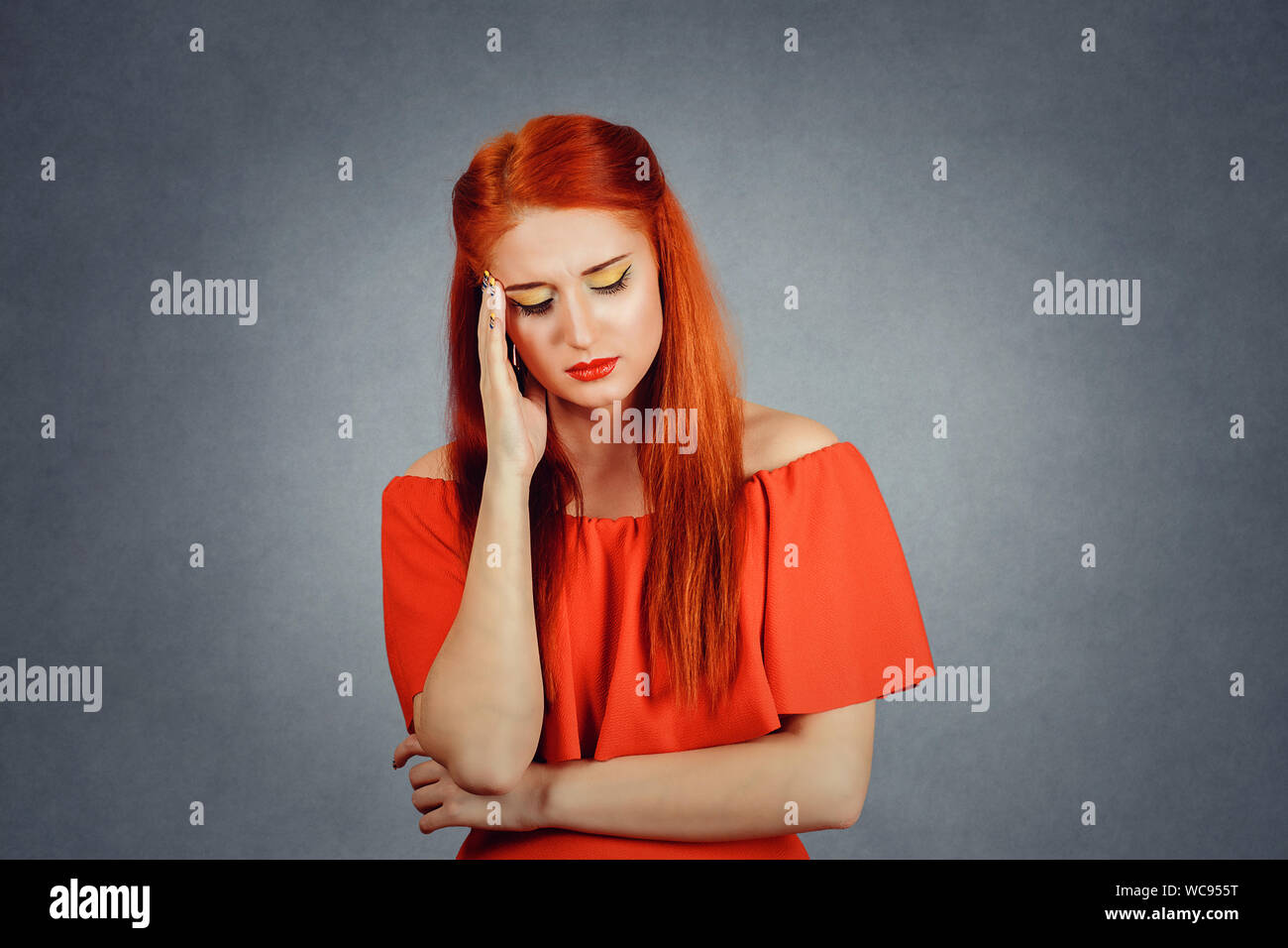 Tinnitus. junge Frau mit Ohrenschmerzen schmerzhaft Kopf Tempel auf rotem Hintergrund mit leeren Kopie Raum isoliert berühren Stockfoto