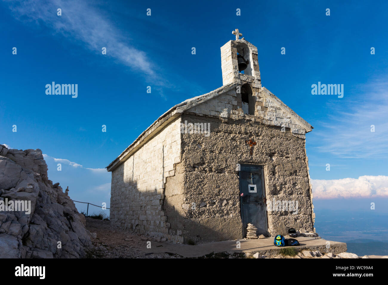 Makarska, Kroatien - 13. August 2019: Kirche auf dem Hügel von Sv Jure im Naturpark Biokovo. Stockfoto