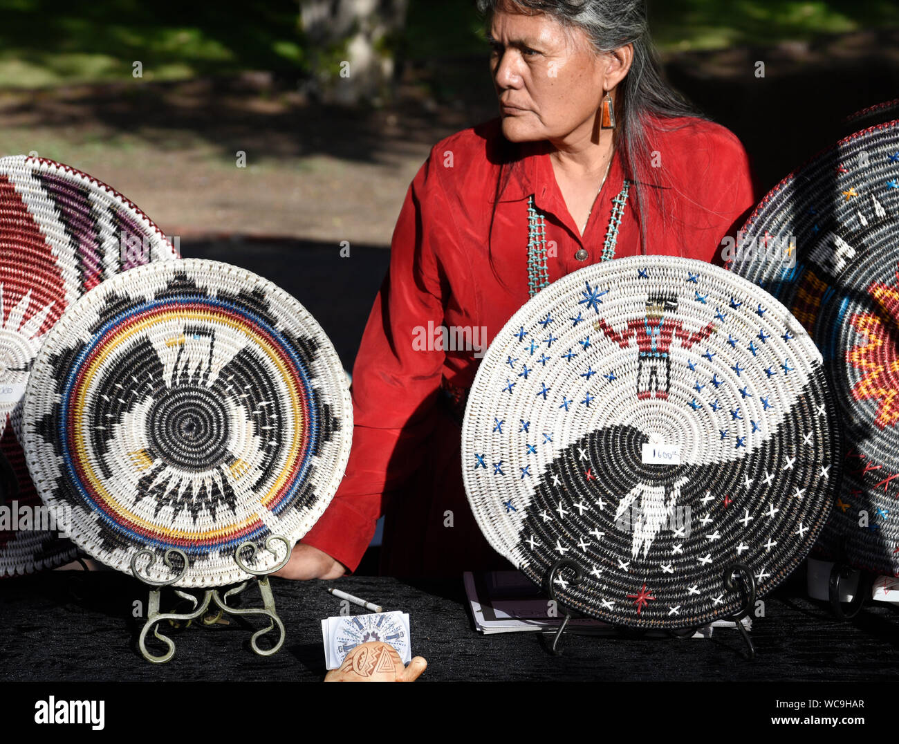 Sally Schwarz, ein gebürtiger Amerikaner (Navajo) Künstler, zeigt ihre Körbe an der jährlichen Santa Fe indischen Markt in Santa Fe, New Mexico. Stockfoto