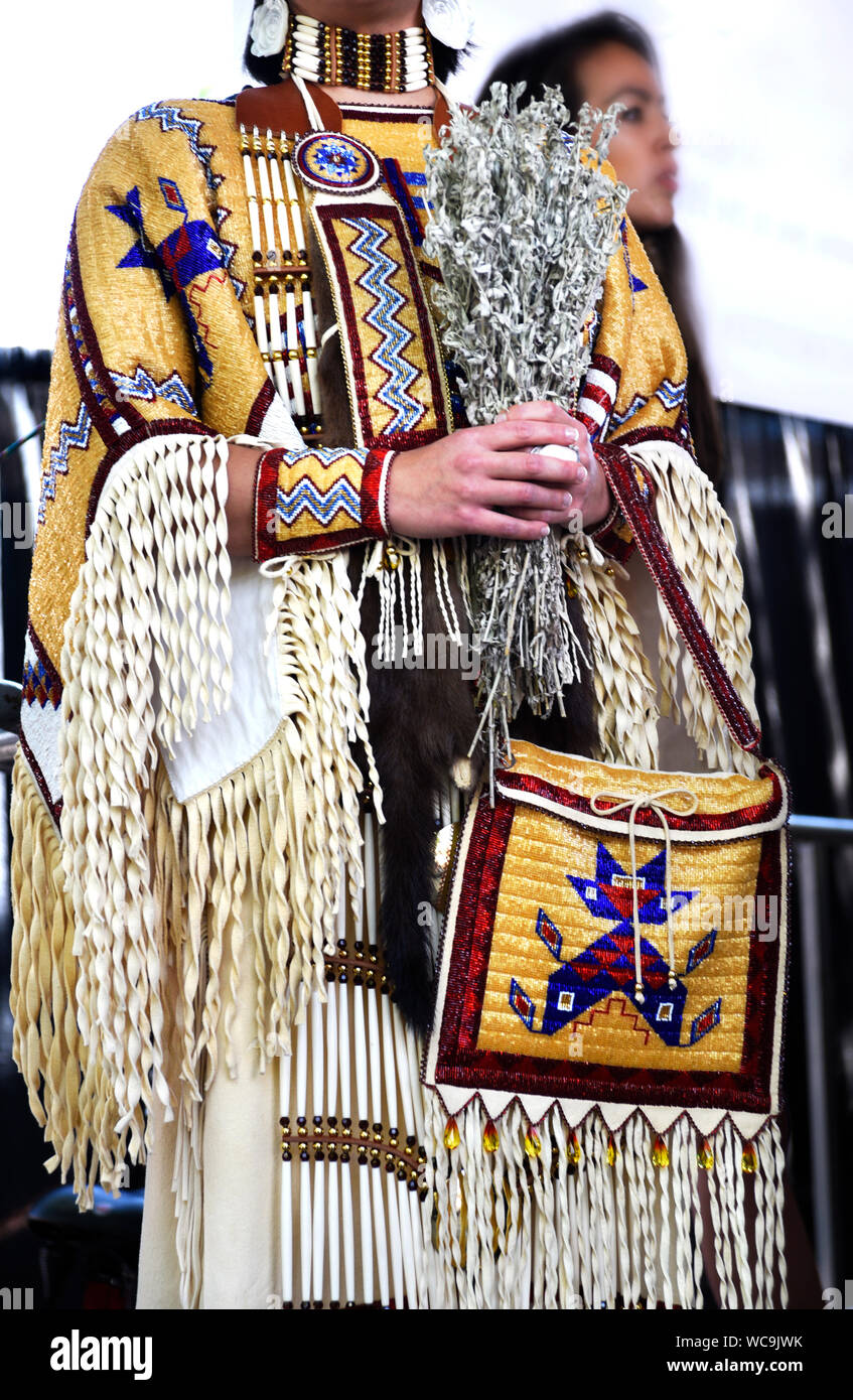 Ein Indianer Frau mit traditionellen einheimischen bestickte Kleidung Kleidung nimmt an einem Wettbewerb an der Santa Fe indischen Markt in Santa Fe, NM Stockfoto
