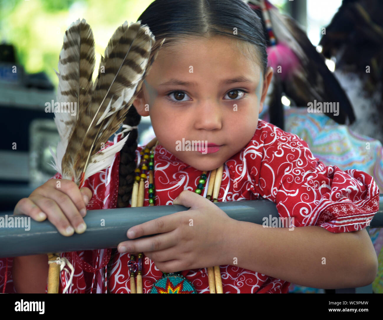 Eine Native American Girl posiert für ein Foto vor der Teilnahme an der Native American Clothing Wettbewerb am indischen Markt Santa Fe in New Mexico. Stockfoto