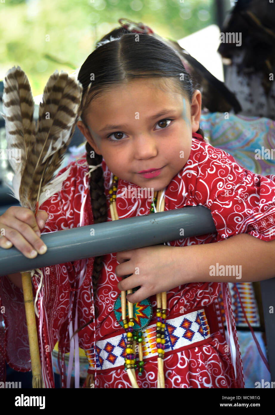 Eine Native American Girl posiert für ein Foto vor der Teilnahme an der