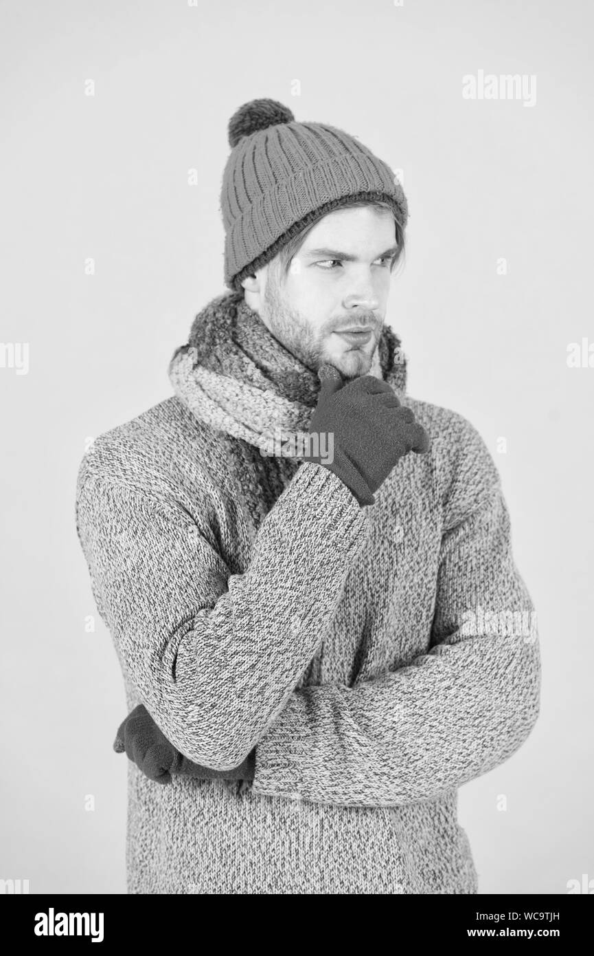 https://c8.alamy.com/compde/wc9tjh/winter-fashion-aus-gewirken-kleider-mann-strickmutze-handschuhe-und-schal-winter-fashion-mann-aus-gewirken-zubehor-turkis-hintergrund-winter-zubehor-konzept-gestrickte-accessoires-wie-hut-und-schal-wc9tjh.jpg