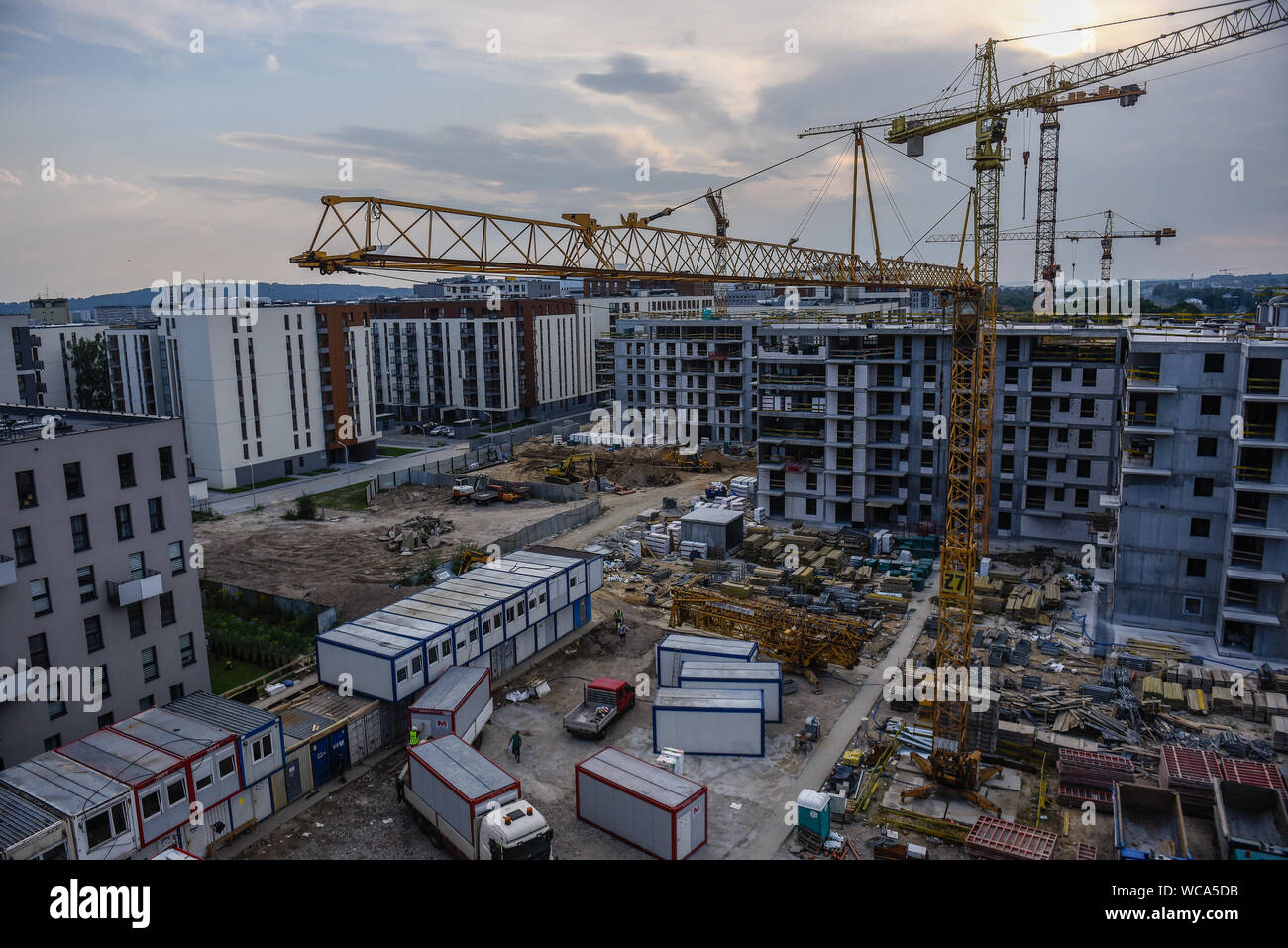 Einen allgemeinen Überblick über eine neue Baustelle, wo neue Wohngebäude zum Verkauf in naher Zukunft verfügbar sein wird. Während der ersten Hälfte von 2019, der CEE-Immobilien Markt Transaktionen insgesamt mehr als 5,47 Milliarden Euro. Polen Immobilien Investitionen entfielen fast 50% und die Investitionen um 78 Prozent im Vergleich zu 2018 gestiegen. Stockfoto