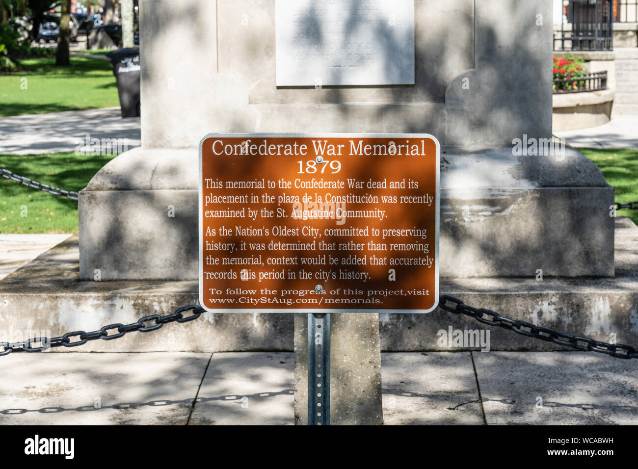 St. Augustine, FL - Juni 15, 2018: Dieses Schild an der Gedenkstätte für die Konföderierten Krieg tot in der Plaza de la Constitucion, erklärt, dass es wahren Stockfoto