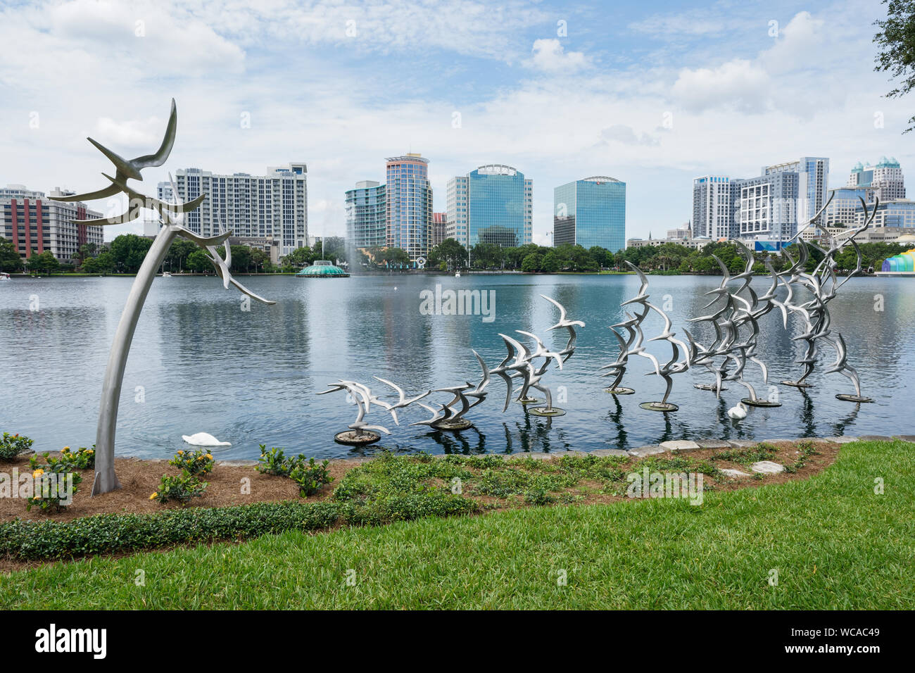 Orlando, PF - 17. Juni 2018: "Flug" eine Skulptur von Douwe Blumberg entlang der Ufer von Lake Eola in Downtown befindet. Stockfoto