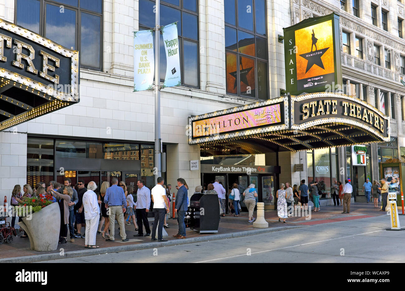 Die Menschen versammeln sich vor einer 2018 in Hamilton im Theaterviertel von Cleveland, Ohio, USA, im Playhouse Square State Theatre. Stockfoto