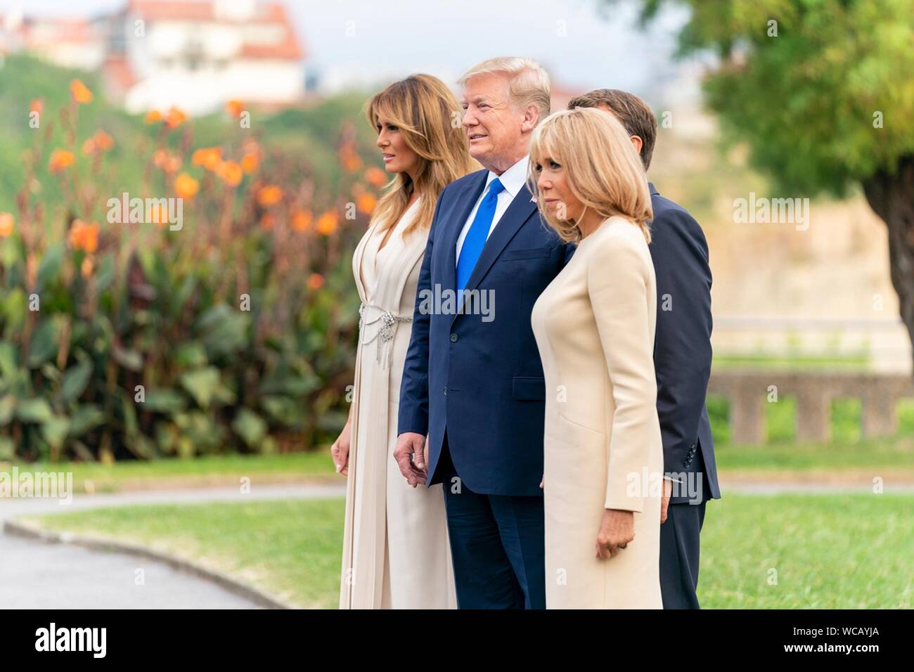 Us-Präsident Donald Trump und der französische Präsident Emmanuel Längestrich stellen gemeinsam auf der Anreise zum G7 Leaders' Abendessen im Biarritz Leuchtturm August 24, 2019 in Biarritz, Frankreich. Stehend von links nach rechts sind: First Lady der USA Melania Trump, US-Präsident Donald Trump, der französische Präsident Emmanuel Längestrich und Französische First Lady Brigitte Längestrich. Stockfoto