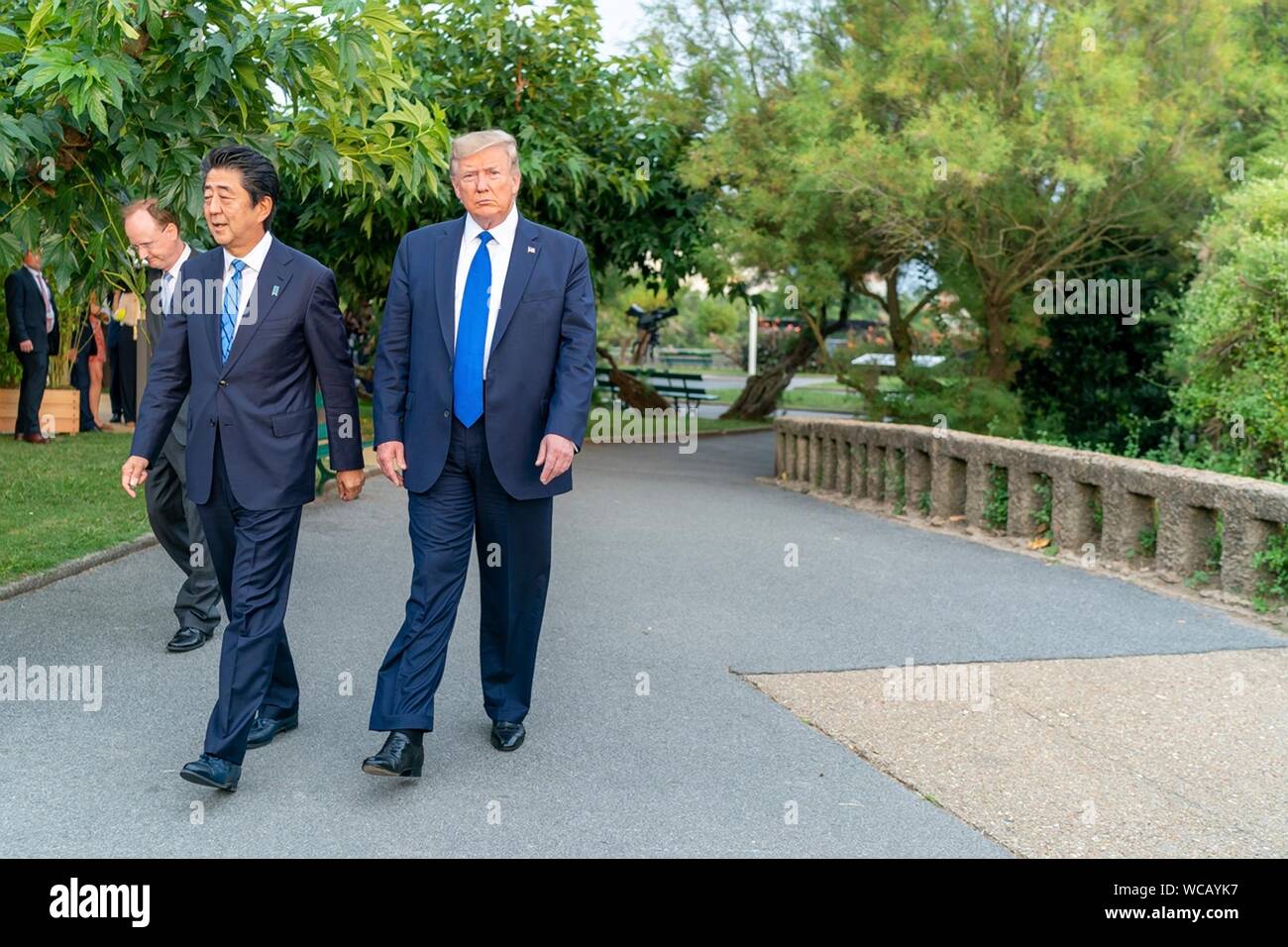 Us-Präsident Donald Trump Spaziergänge mit dem japanischen Premierminister Shinzo Abe, Mitte, während die G7-Führer' Abendessen im Biarritz Leuchtturm August 24, 2019 in Biarritz, Frankreich. Stockfoto
