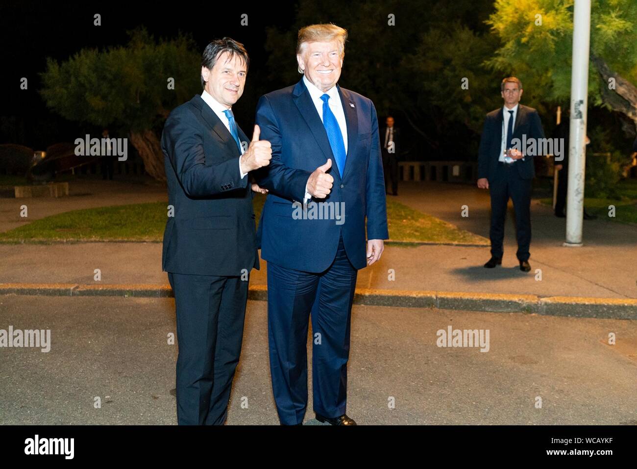 Us-Präsident Donald Trump, Recht, Haltungen mit dem italienischen Ministerpräsidenten Giuseppe Conte im Anschluss an die G7-Führer' Abendessen im Biarritz Leuchtturm August 24, 2019 in Biarritz, Frankreich. Stockfoto