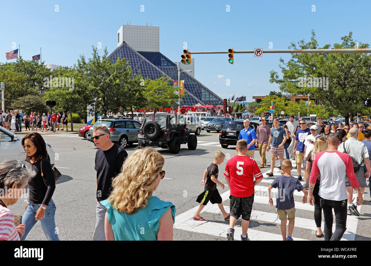 Sommer Touristen machen sich auf den Weg an der East 9th Street in der Innenstadt von Cleveland, Ohio auf dem Lake Erie shore Hauptattraktionen. Stockfoto