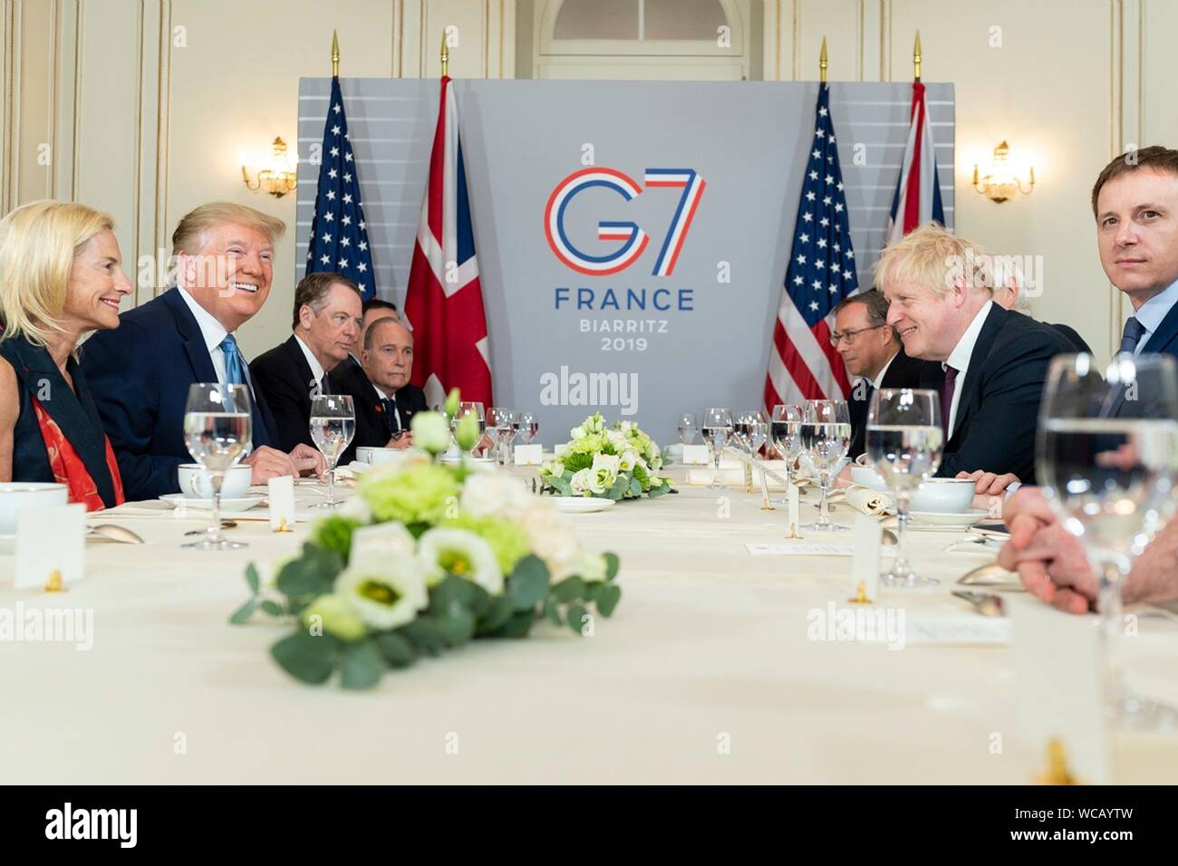 Us-Präsident Donald Trump, links, hält ein Arbeitsfrühstück mit dem britischen Premierminister Boris Johnson und ihre Delegationen am Rande des G7-Gipfels im Hotel du Palais Biarritz August 25, 2019 in Biarritz, Frankreich. Stockfoto