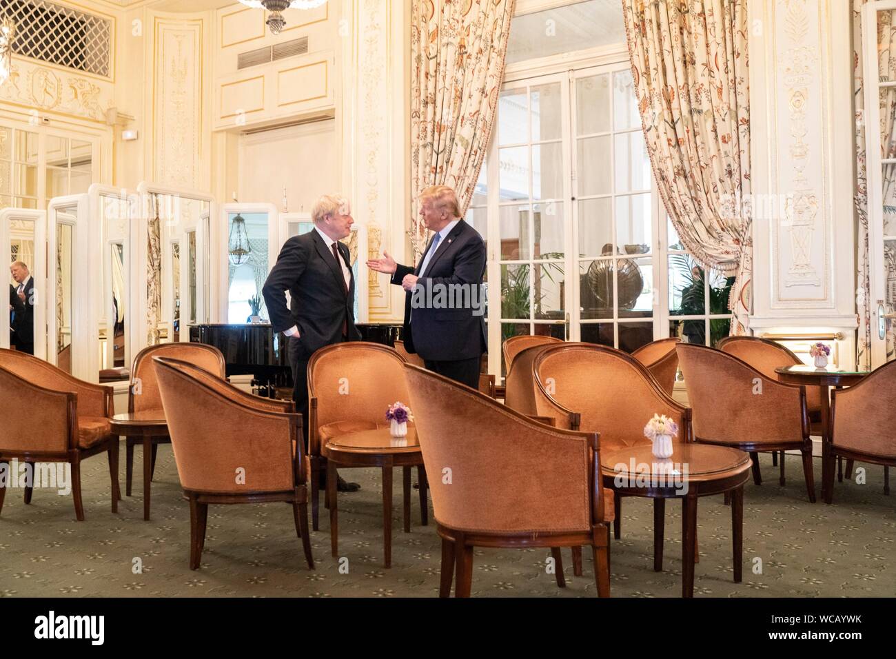 Us-Präsident Donald Trump, rechts, Chats mit dem britischen Premierminister Boris Johnson nach ihrem Treffen am Rande des G7-Gipfels im Hotel du Palais Biarritz August 25, 2019 in Biarritz, Frankreich. Stockfoto