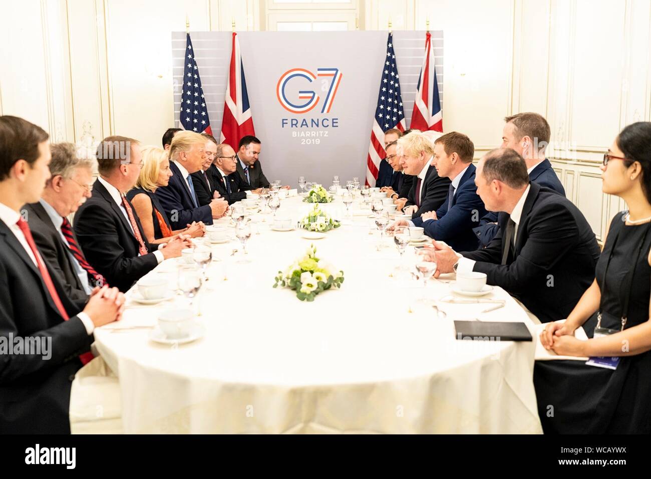 Us-Präsident Donald Trump, links, hält ein Arbeitsfrühstück mit dem britischen Premierminister Boris Johnson und ihre Delegationen am Rande des G7-Gipfels im Hotel du Palais Biarritz August 25, 2019 in Biarritz, Frankreich. Stockfoto