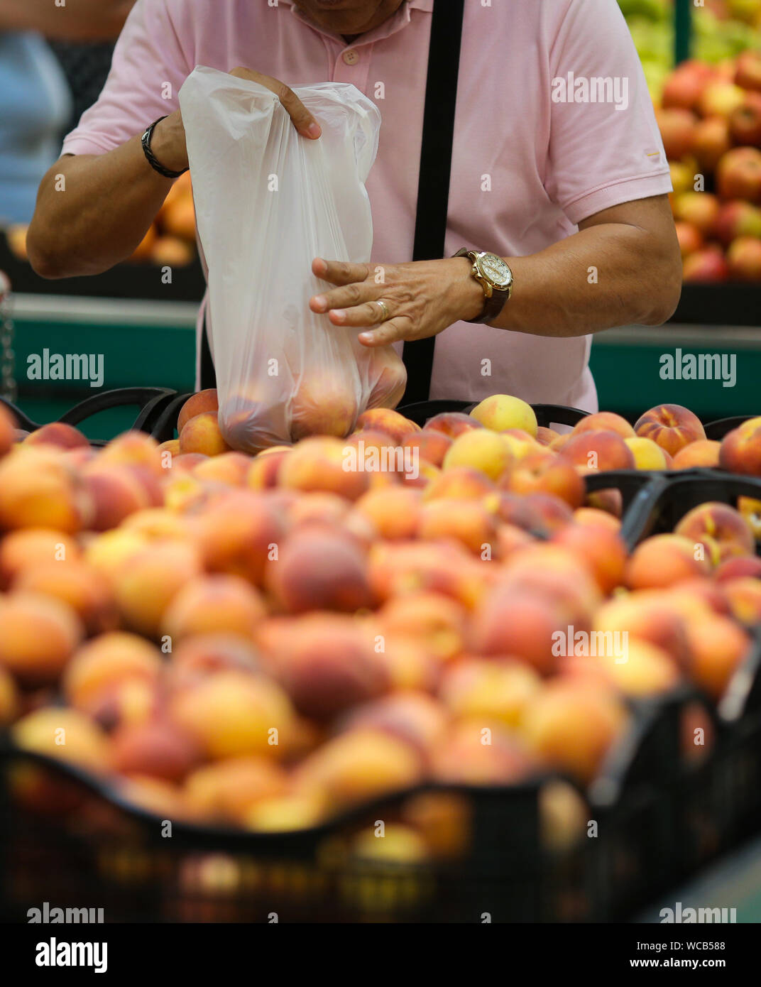 Biologisch abbaubare Kunststoffe essen Beutel in den Obst und Gemüse in Gang, in einem großen SB-Warenhaus in Rumänien Stockfoto