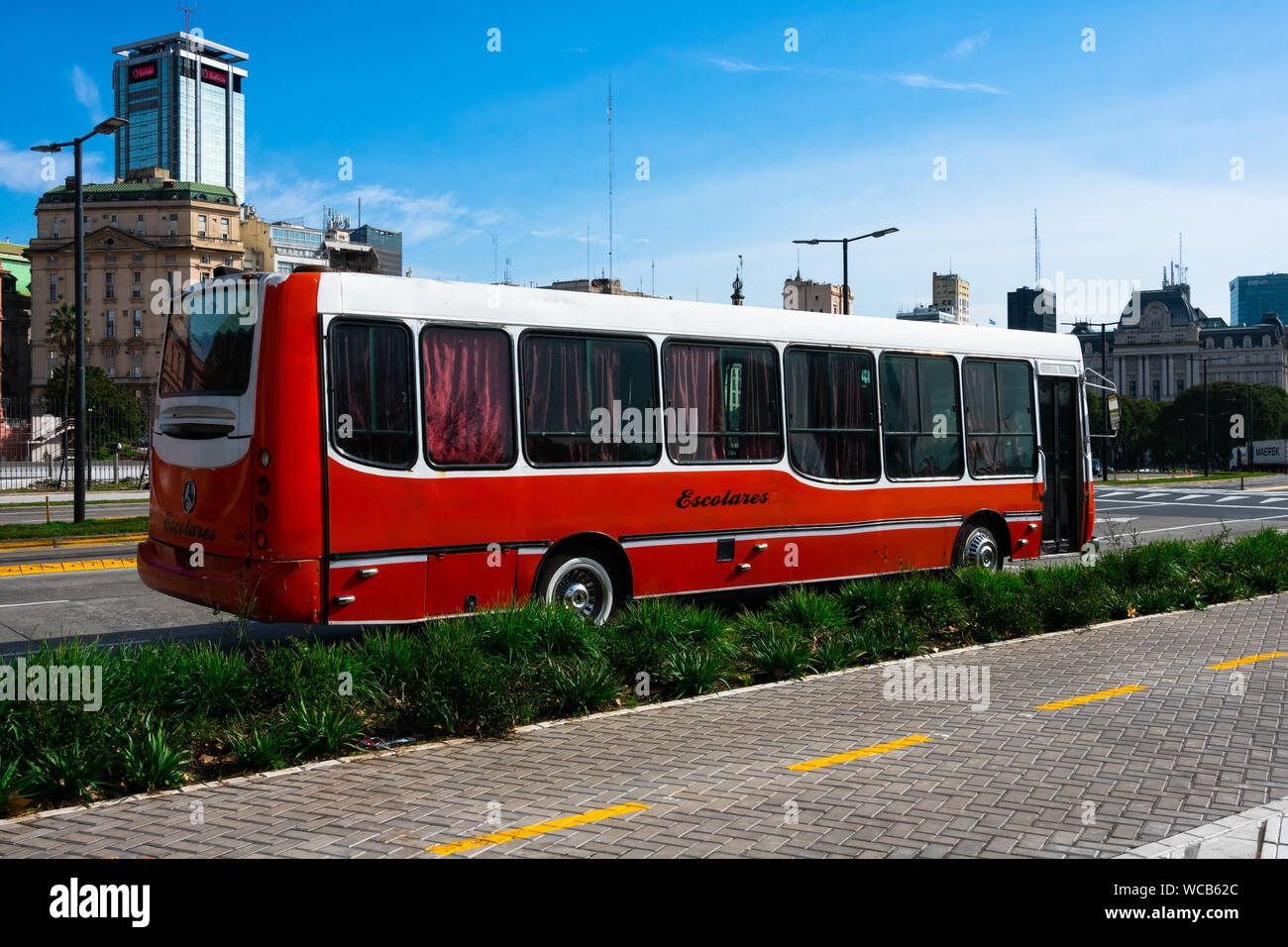 Buenos Aires, Argentinien. August 19, 2019. Typische orange School Bus (Micro de Escolares) in Puerto Madero, in der Nähe der Rosa Haus (Casa Rosada) Stockfoto