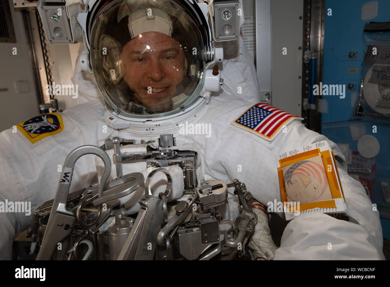 NASA-Astronaut Nick Haag mit seinem Raumanzug in die Quest-luftschleuse der Internationalen Raumstation August 21, 2019 an Bord in der Erdumlaufbahn. Haag und Mitastronaut Andrew Morgan 6-Stunden- und 32-Minuten auf einen Weltraumspaziergang der zweiten kommerziellen crew Fahrzeug Docking Port zu installieren, die Zukunft Ankünfte von Boeing CST-100 Starliner und SpaceX Crew Dragon Commercial Crew Raumschiff zu beherbergen. Stockfoto