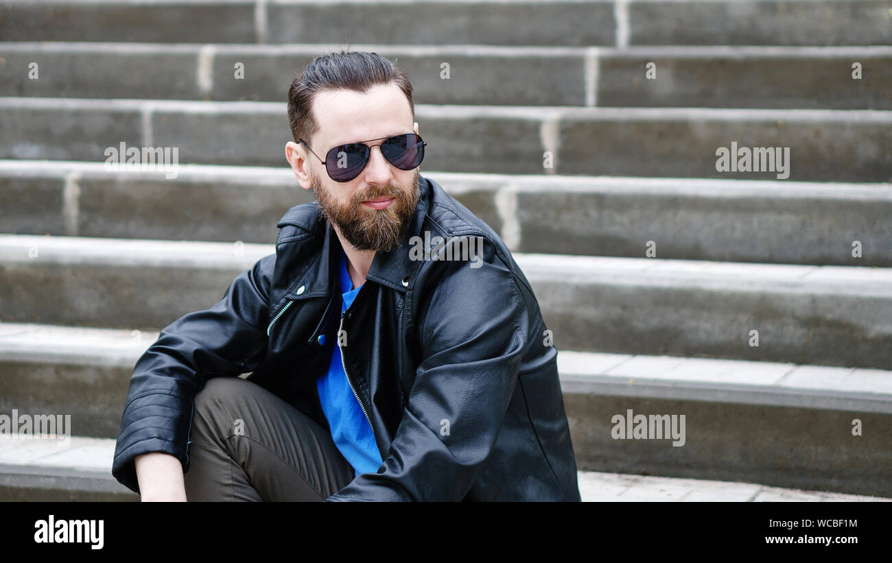 Mode Porträt junger bärtiger Mann. Stattliche hipster Kerl in Sonnenbrille posing Stockfoto