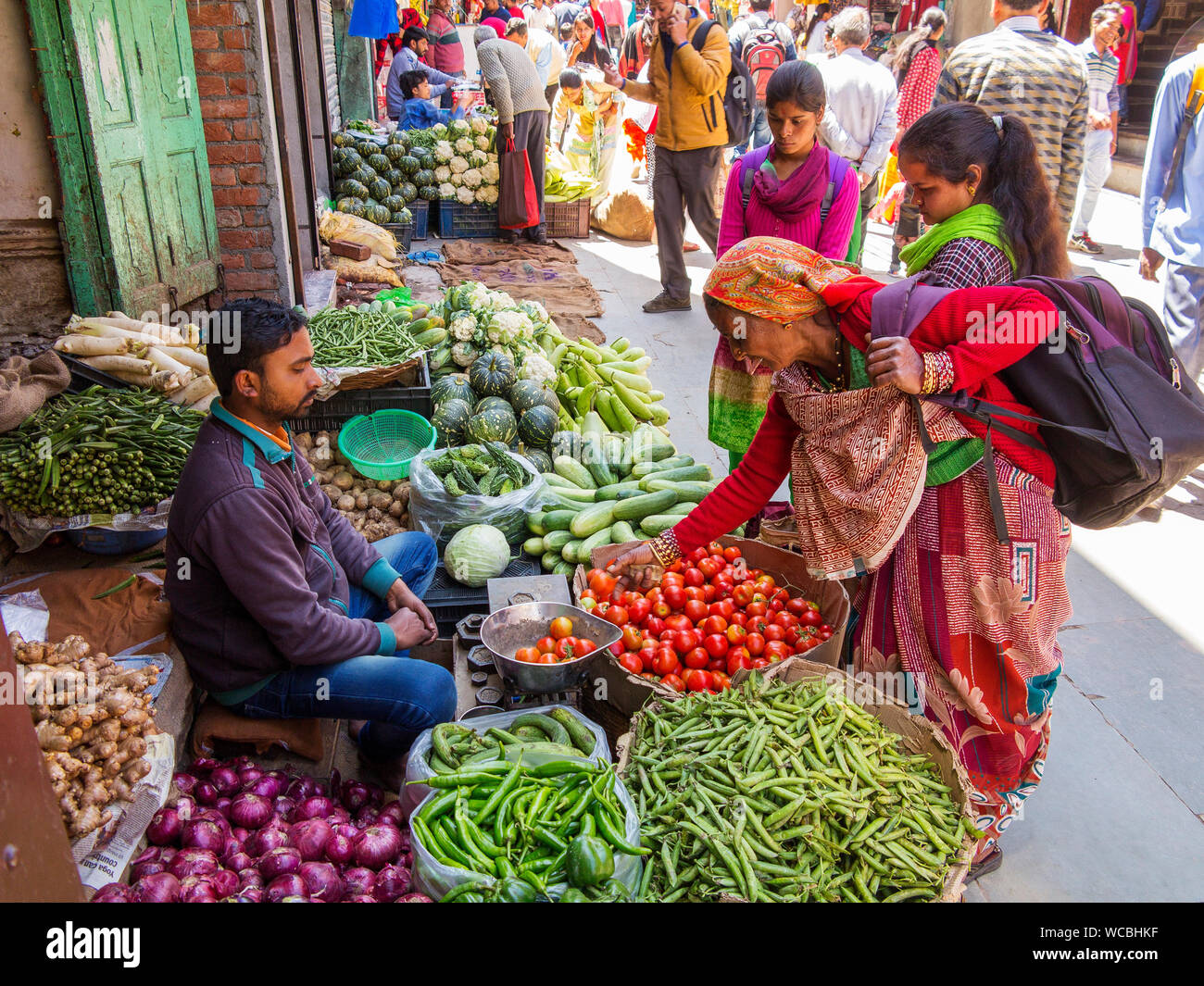 Indische Menschen kaufen Gemüse an einem belebten Markt, Tarxien, Kumaon Hügel, Uttarakhand, Indien Stockfoto