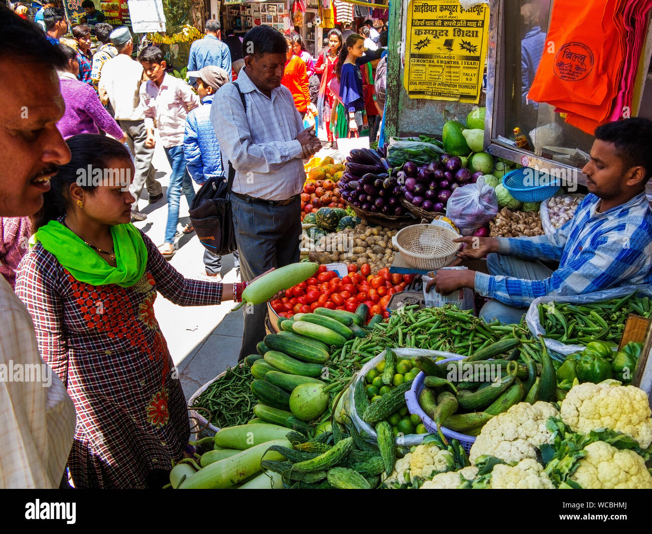 Indische Menschen kaufen Gemüse an einem belebten Markt, Tarxien, Kumaon Hügel, Uttarakhand, Indien Stockfoto