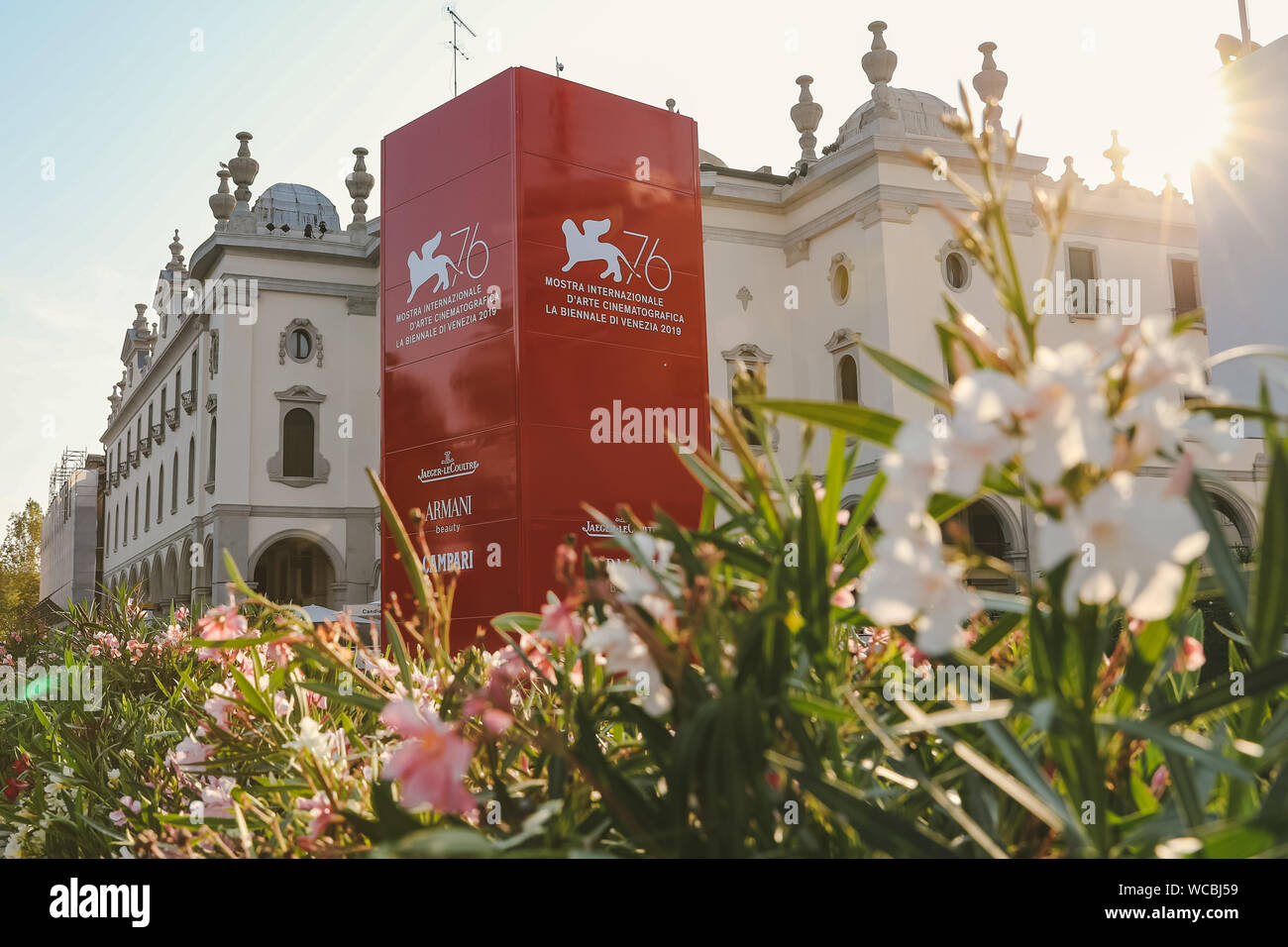 Peking, Italien. 27 Aug, 2019. Blumen sind vor dem Kino Palace vor der 76. Internationalen Filmfestspielen von Venedig am Lido di Venezia, Italien, Aug 27, 2019 gesehen. Der 76. Internationalen Filmfestspielen von Venedig wird hier kick am Mittwoch. Credit: Zhang Cheng/Xinhua/Alamy leben Nachrichten Stockfoto