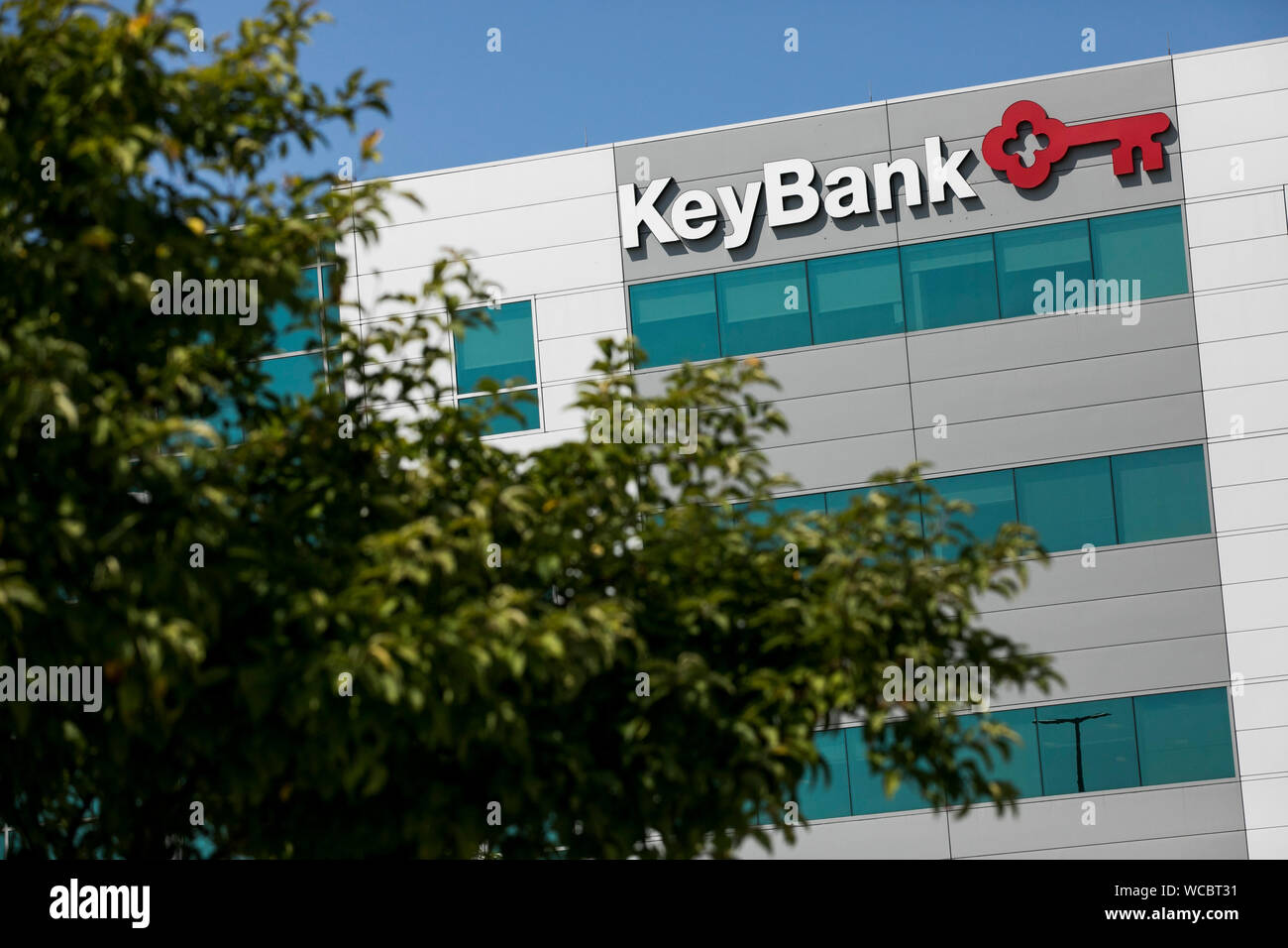 Ein logo Zeichen außerhalb einer Anlage durch KeyBank in Brooklyn, Ohio besetzt am 11. August 2019. Stockfoto