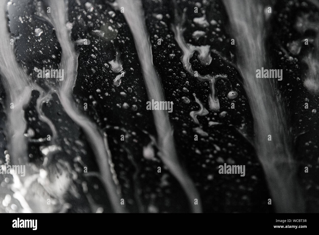 Wasser auf dem Auto windows Stockfoto