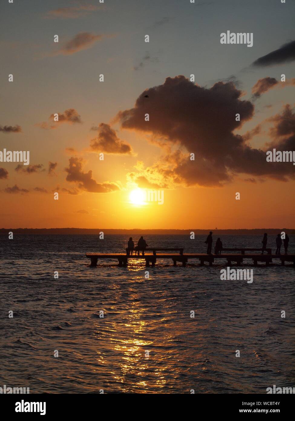 Sonnenuntergang über Barnegat Bay, New Jersey. Vom Strand in Schuß Lavallette, NJ. Stockfoto