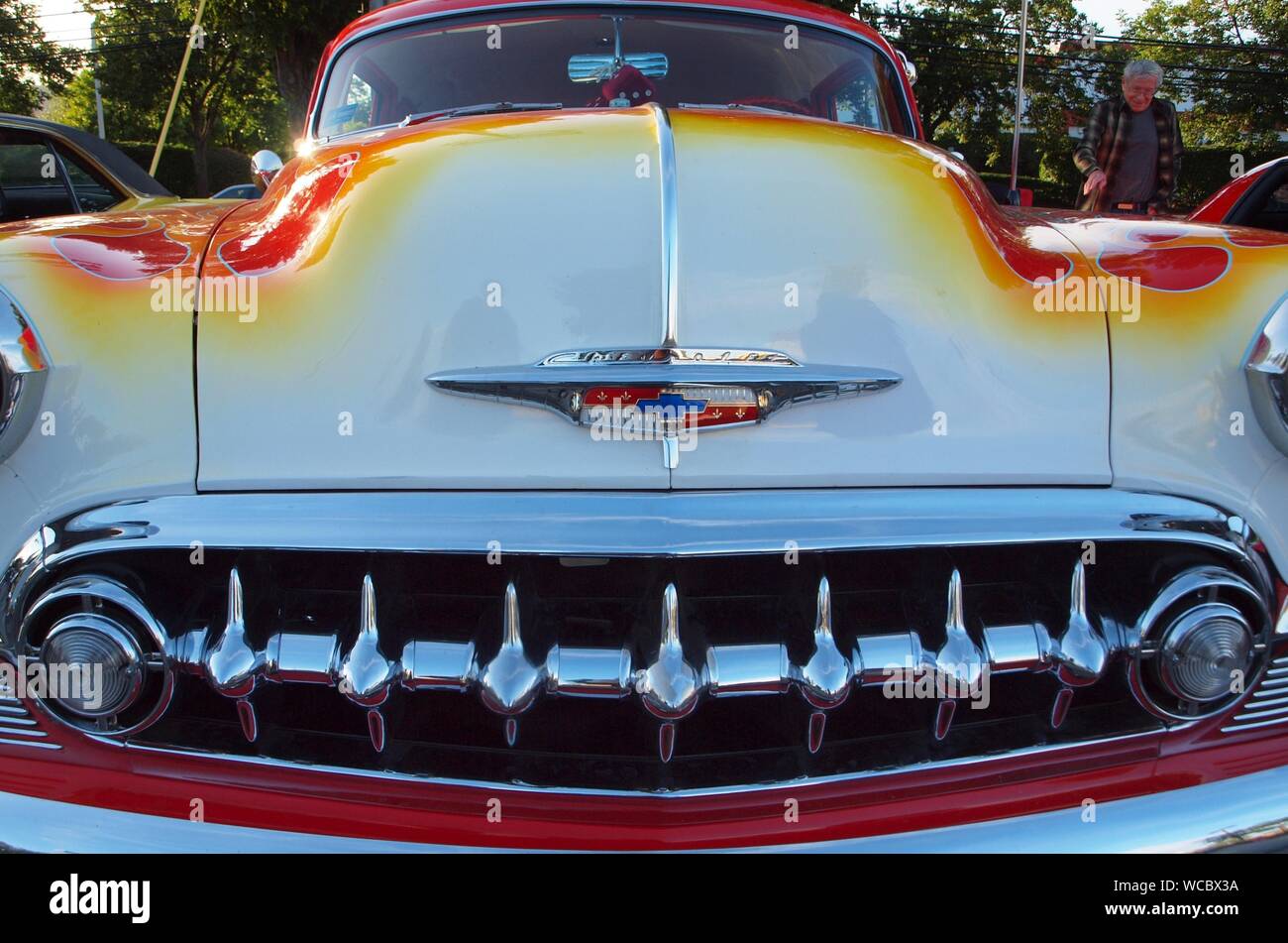 Angepasste 1953 Chevy Belair an einem lokalen Car Show mit schweren Chrom und geflammt Farbe in Rot- und Orangetönen auf einer weißen Haube. Stockfoto