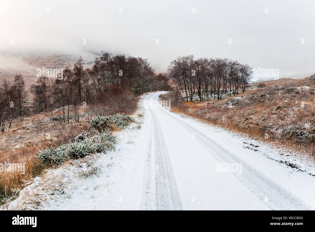 Eine verschneite Straße bei führenden durch Glen Etive in den Highlands von Schottland Stockfoto