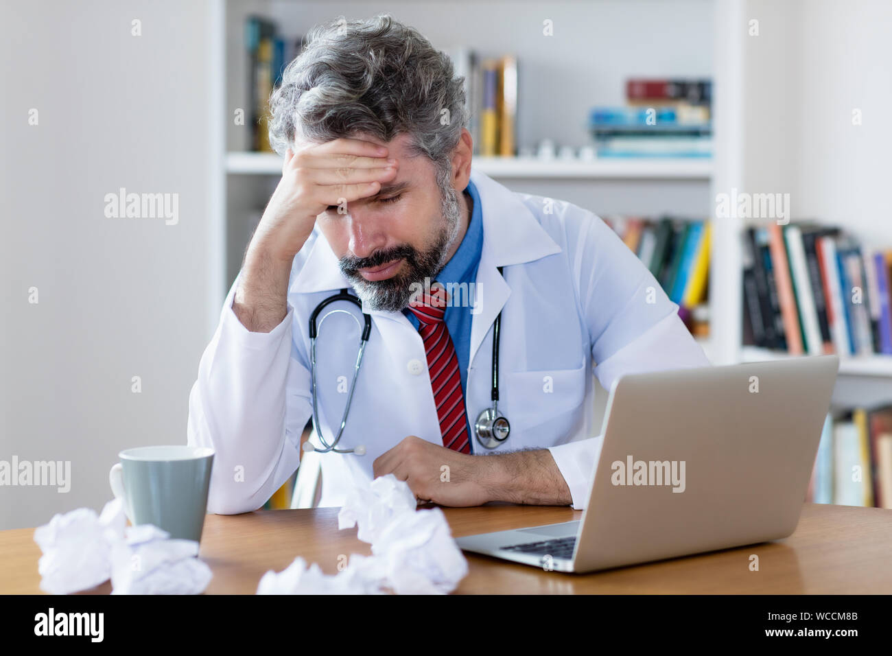 Reife männliche Arzt für Allgemeinmedizin mit Problemen am Krankenhaus Stockfoto