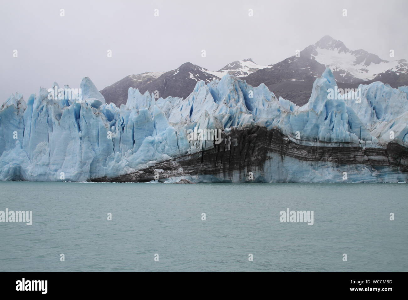 Die Bildung von Eis im Fluss bei Ohiggins Gletscher gegen Berge Stockfoto