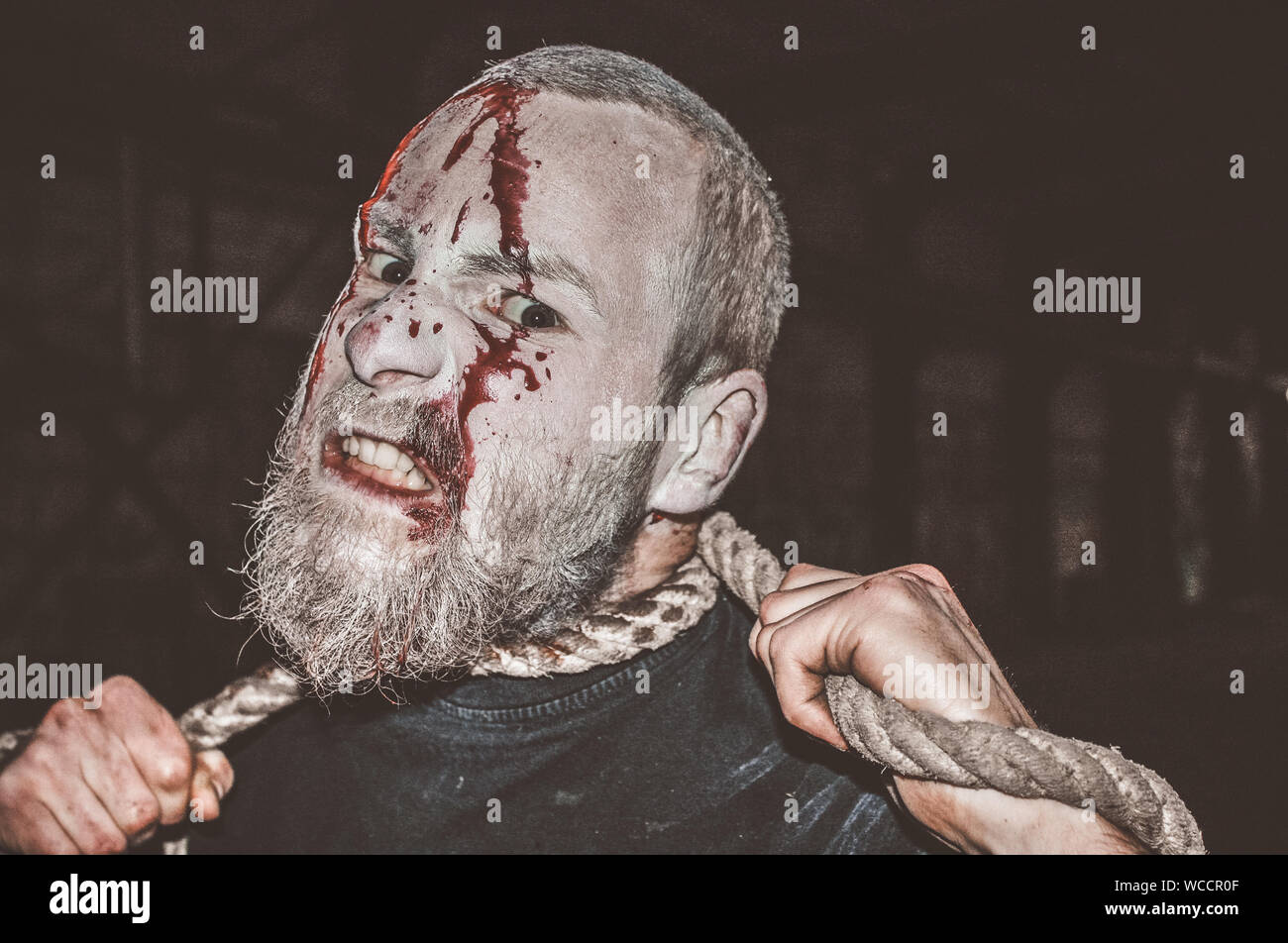 Portrait von Psychopath abgedeckt im Blut selbst erstickt bei Nacht Stockfoto